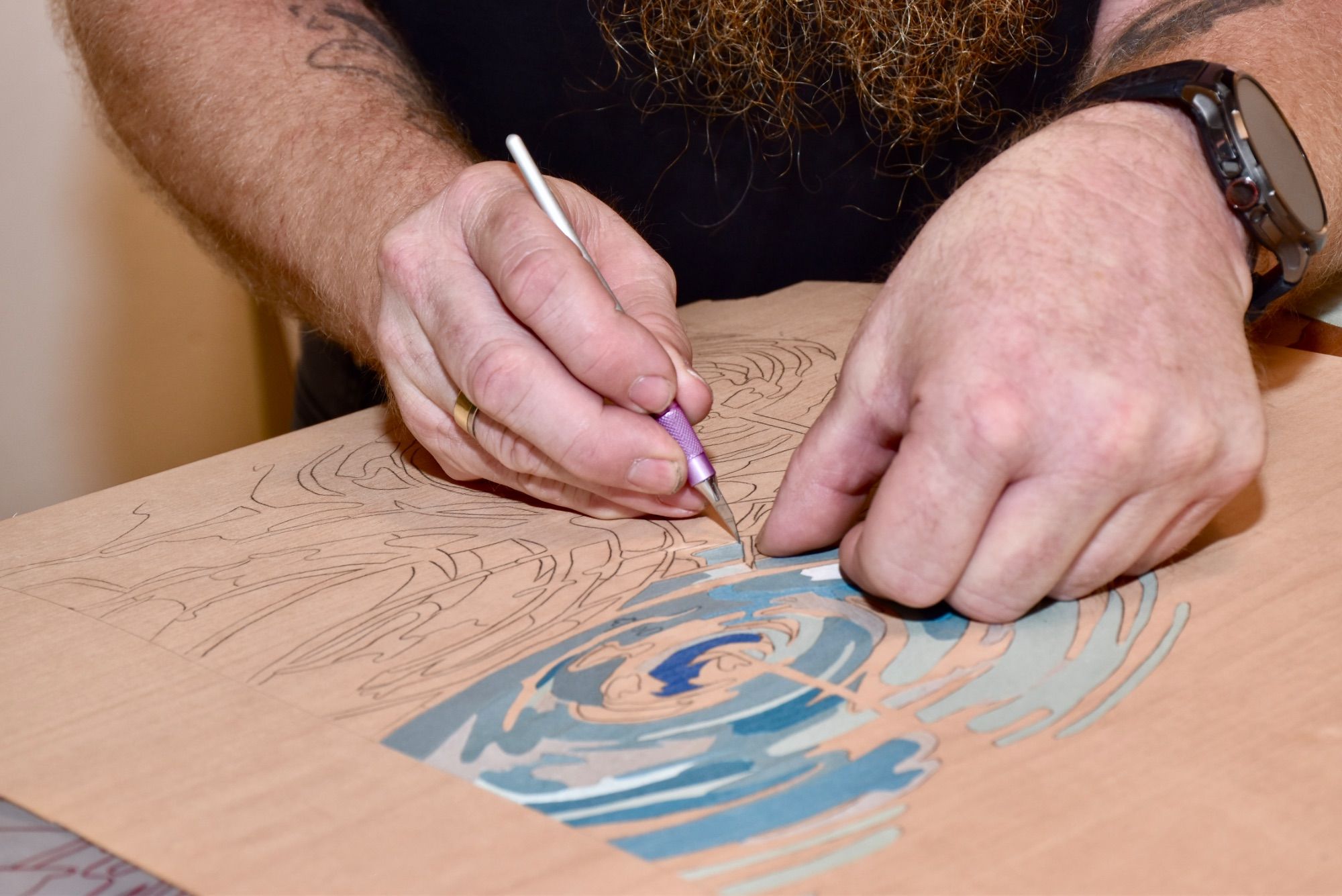 Gut beschildert war das Offene Sommeratelier im Betriebsgebiet Hängender Stein 4 in Ludesch. Die kleine Kunstoase lud zum Verweilen ein. Helmut Obexer schaute Markus Khüny interessiert über die Schultern. Daniel und Tiffany holten im Sommeratelier die beim Künstler in Auftrag gegebene Intarsienarbeit mit dem Wappen ihrer Familie - zufälligerweise auch Khüny - ab.