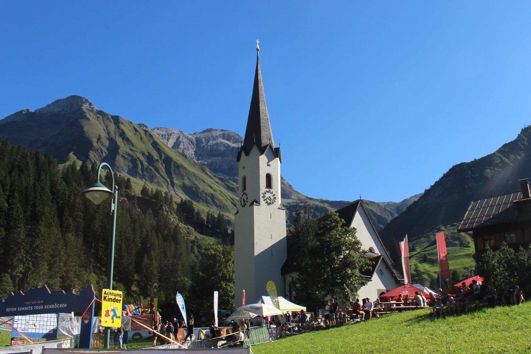 Zwei Wochen nach dem Mega-Event Seven Summits steht Schröcken wieder im Fokus: Trachten-Sonntag, Pfarrer-Einführung und Gipfelkreuz-Segnung sind am Sonntag ab 10.30 Uhr angesagt. PETER STRAUSS
