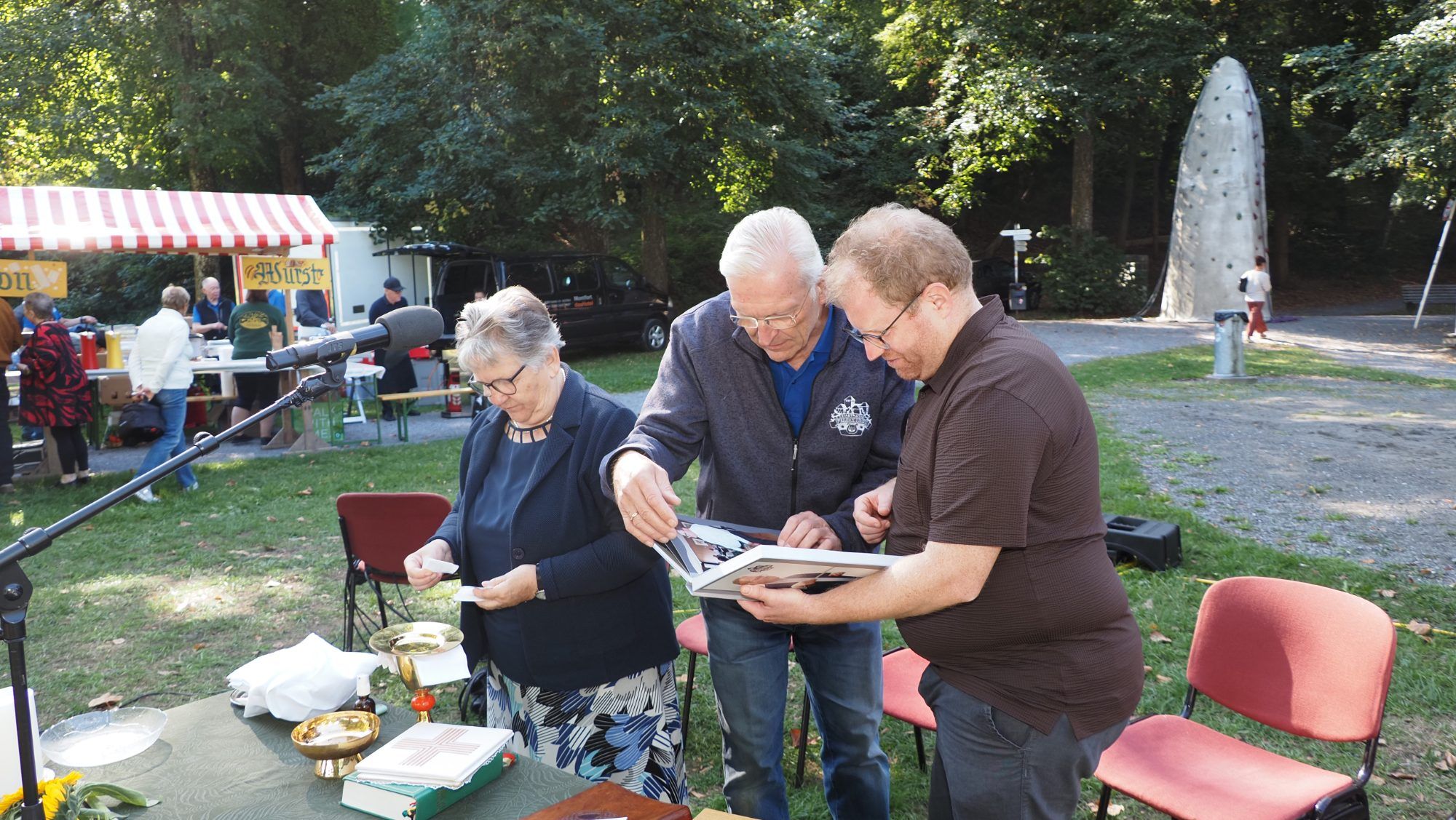 Erinnerungen zum Abschied: Fabian Jochum freute sich über das Fotobuch der Stadtmusik.