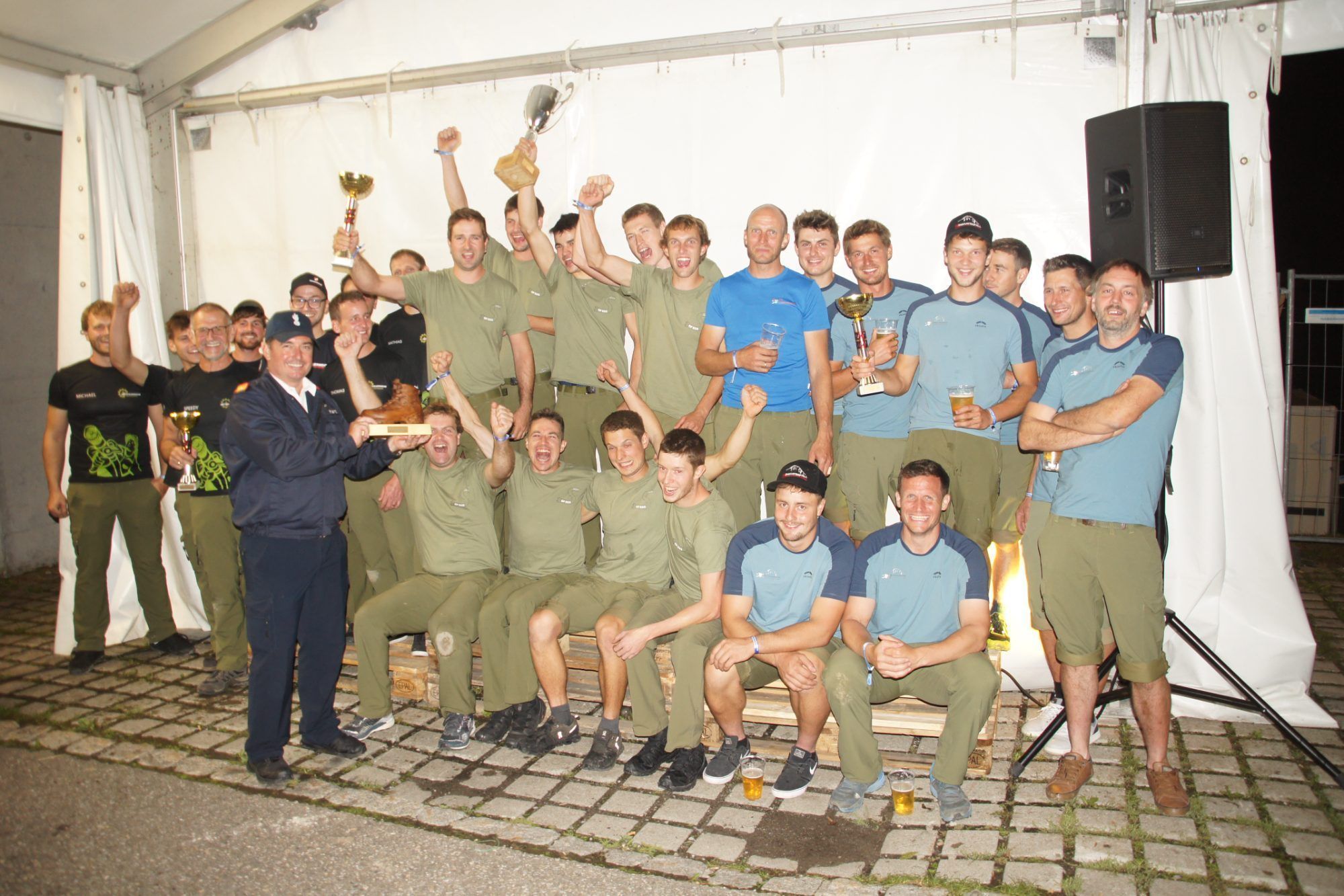 Beim traditionellen „Blaulicht-Clubbing“ in der umfunktionierten Feuerwehrgarage konnte Bezirksfeuerwehrinspektor Reinhard Karg den Goldenen Bergschuh und den Wanderpokal an die Egger Wettkampfgruppe überreichen.
