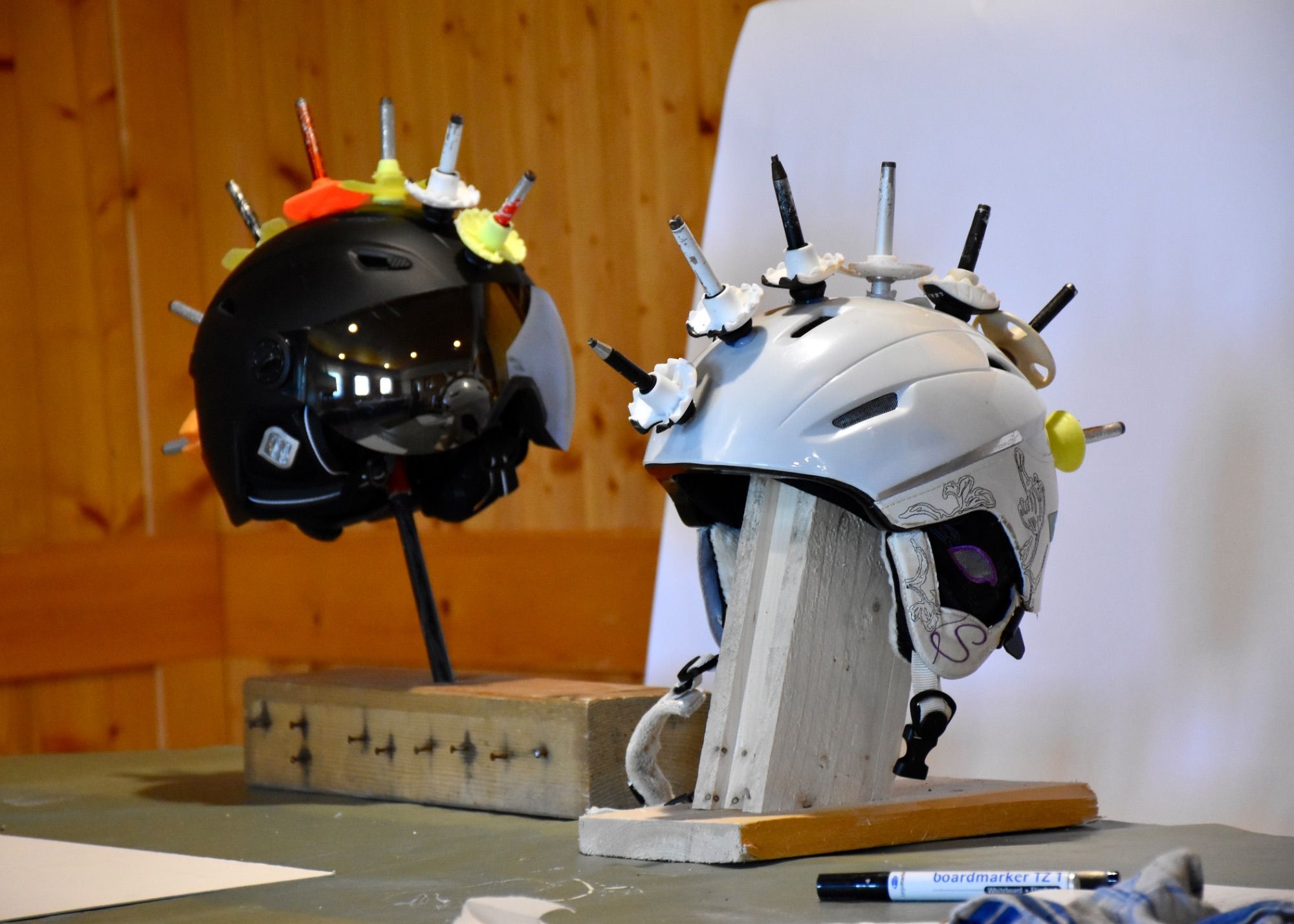 Kunstwerke im Atelier von Roland Haas.