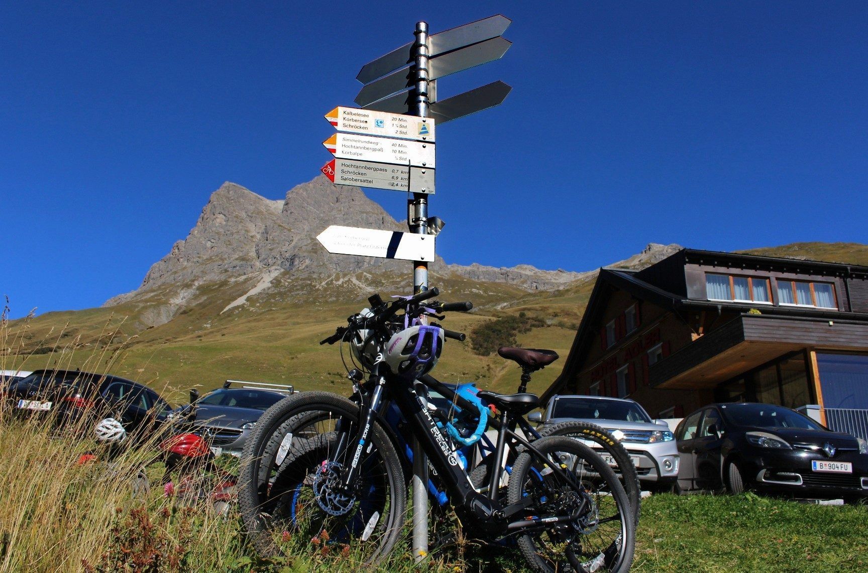 Auf dem Parkplatz beim Hotel Adler standen nicht nur Autos, auch Bikes von sportlichen Messebesuchern waren hier geparkt.