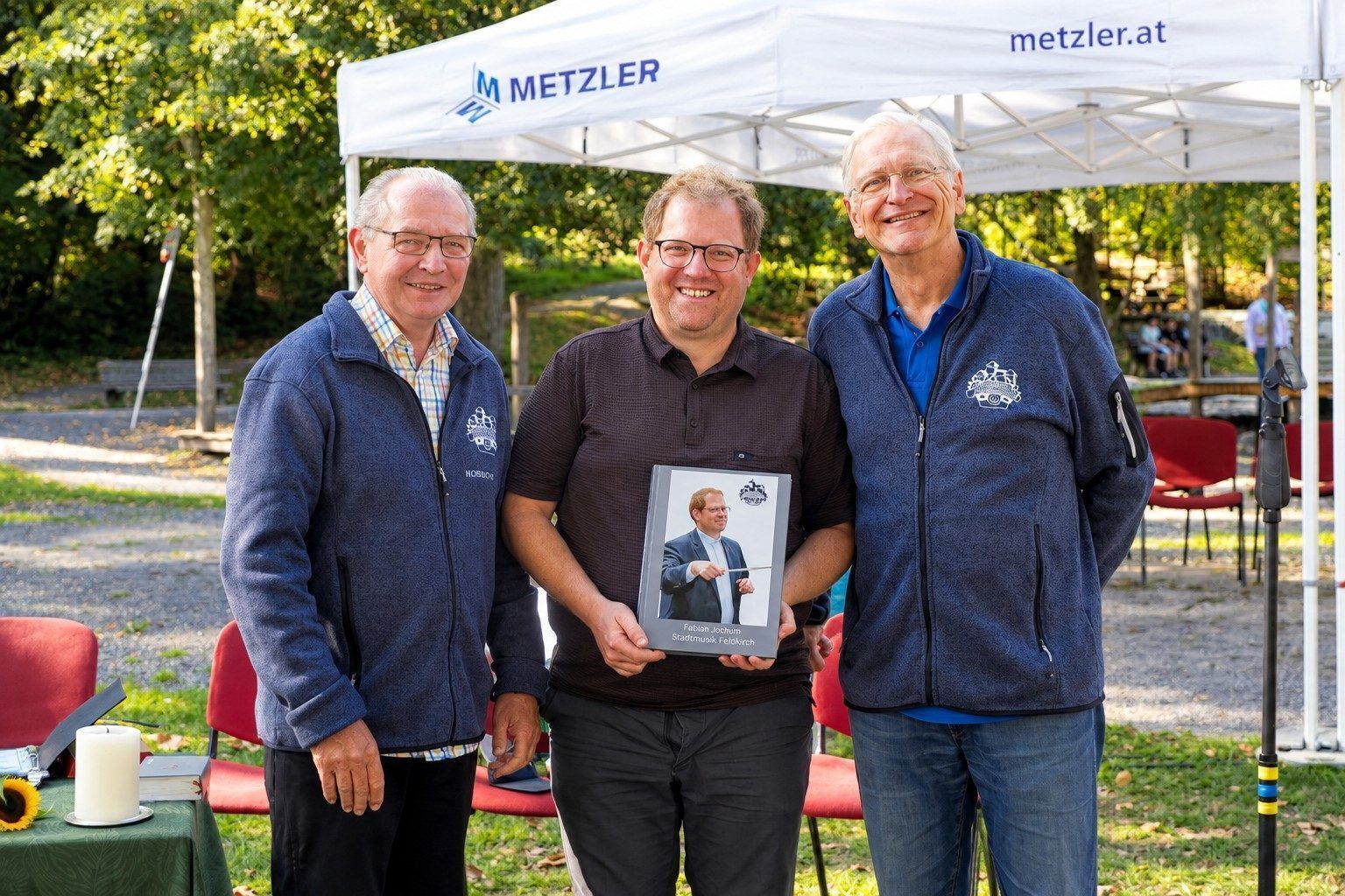 Fabian Jochum freute sich anlässlich seines Abschieds als Dompfarrer aus Feldkirch über ein Fotobuch der Stadtmusik.