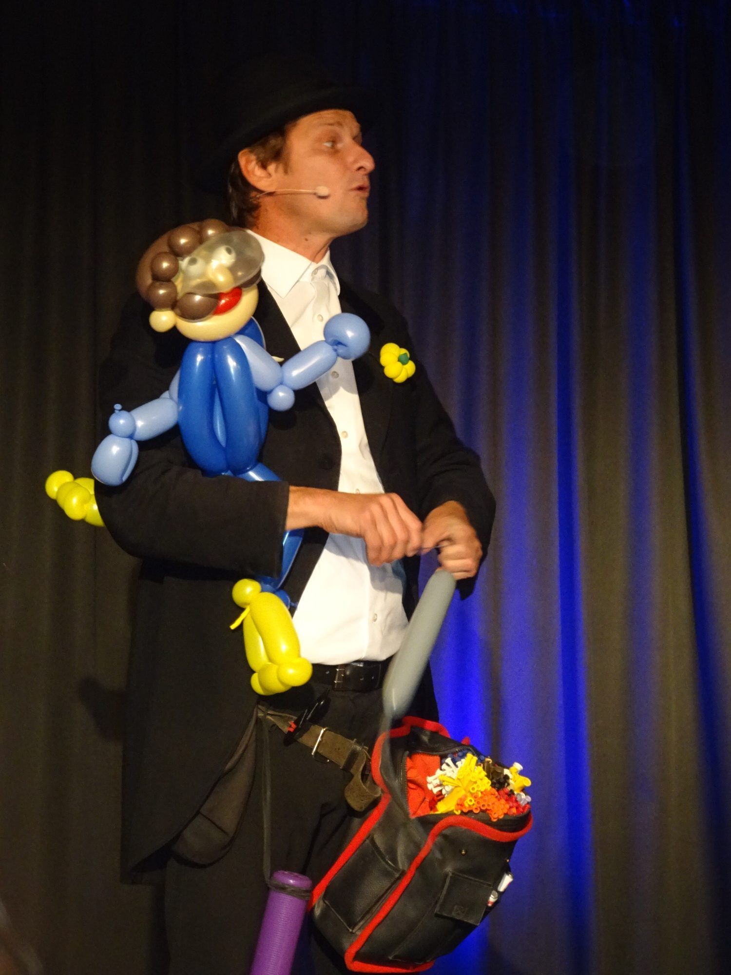 Ein Mann und seine Ballons - was Tobi van Deisner zeigte, ließ das Publikum staunen.