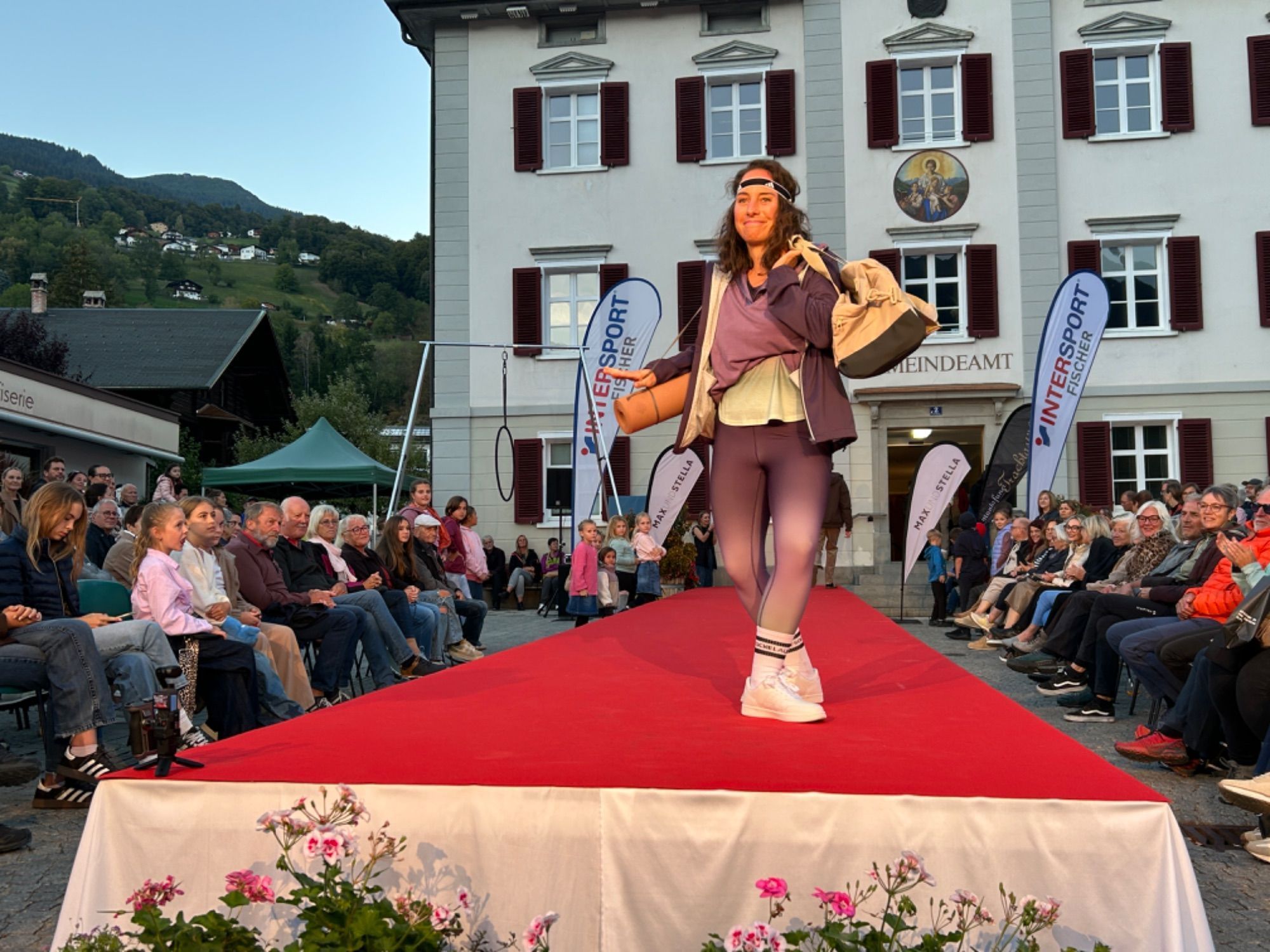 Die Vielfalt der Modewelt auf einem Laufsteg präsentiert.