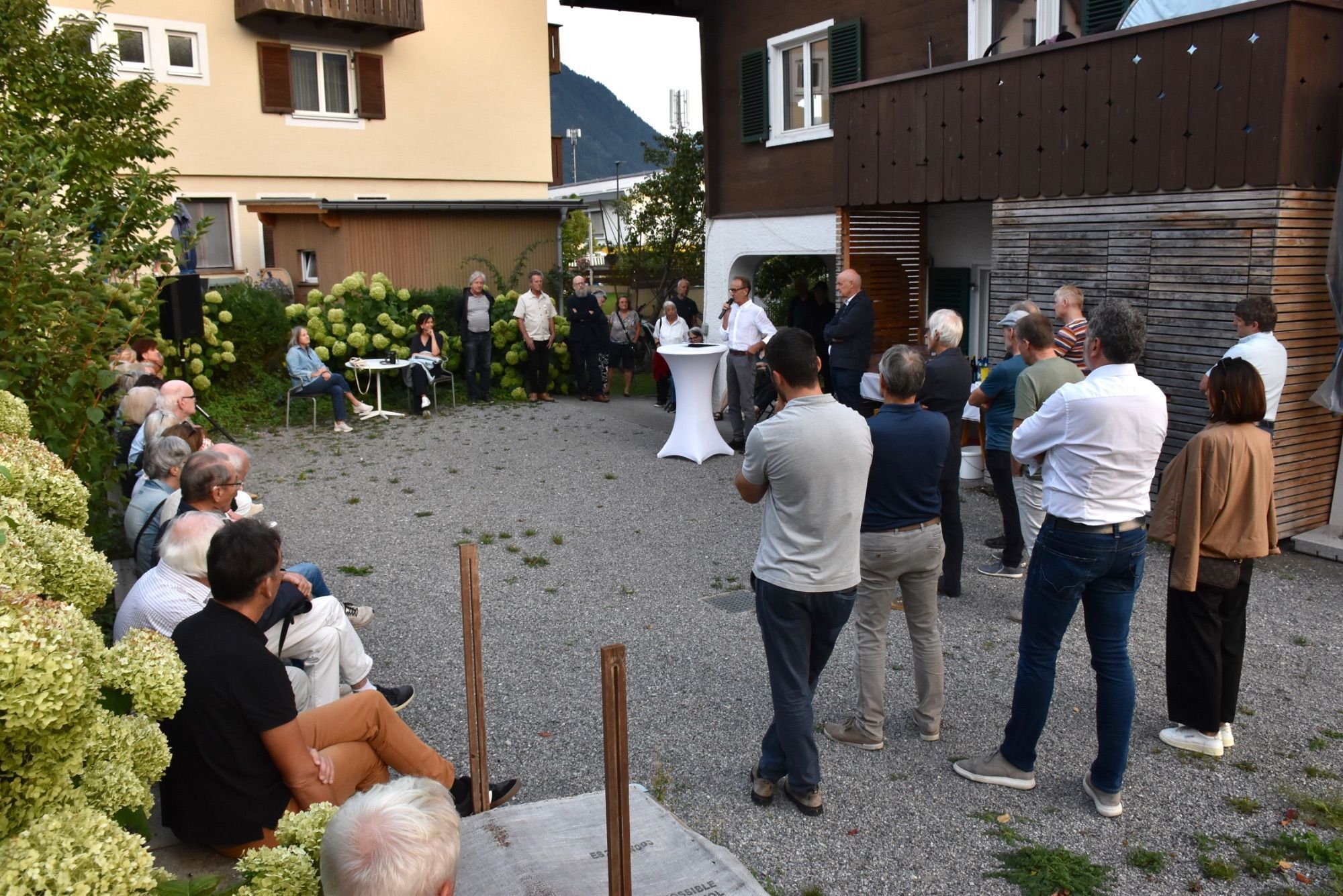 Die Eröffnung der Ausstellung stieß auf großes Interesse.
