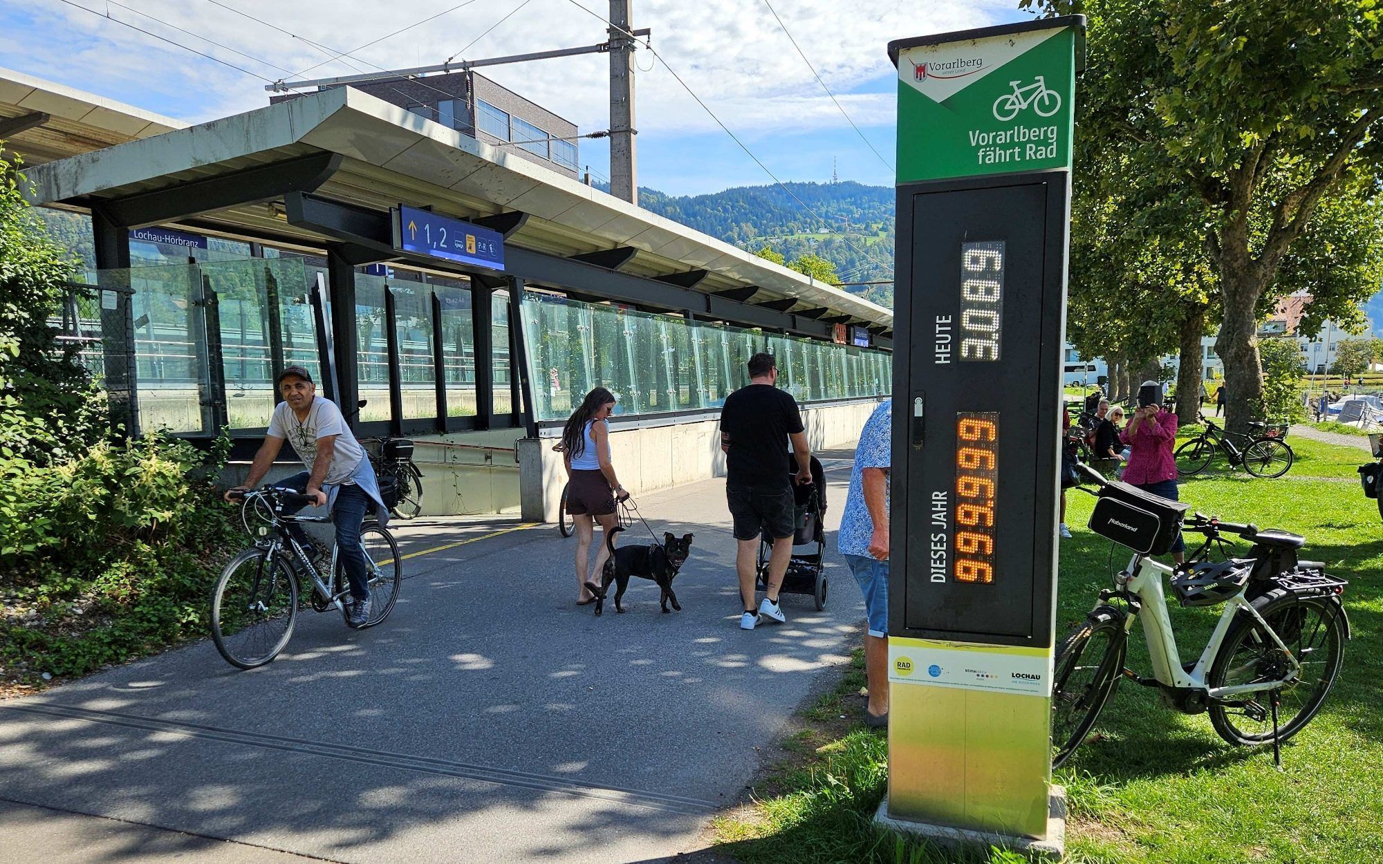 Die Radzählstelle mit Radbarometer am Bodensee-Radweg im Bereich des Lochauer Hafens zählt und zählt. Am Sonntag sprang die Zahl beim Radfahrer 3.090 exakt um 13.43 Uhr von 999.999 auf die Million.
