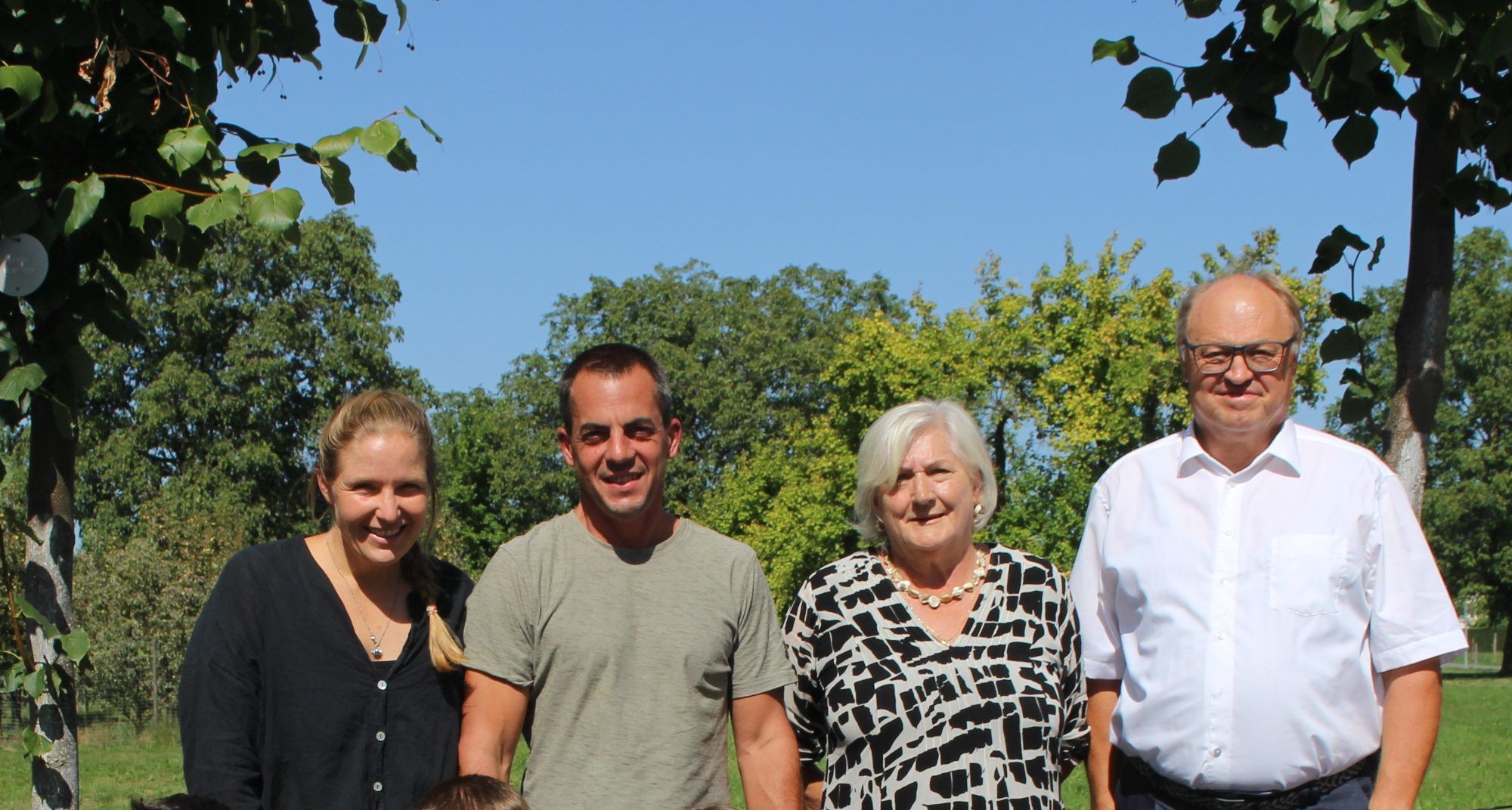 Das „Baumteam“ der Gemeinde – v. l.: Christina Milz (Bürgerservice), Martin Böni (Gemeindegärtner), Katharina Pfanner (ehem. Gemeinderätin „Miterfinderin“ der Baumpflanzaktion) und Bürgermeister Elmar Rhomberg) freut sich auf die nächsten Aktionen.