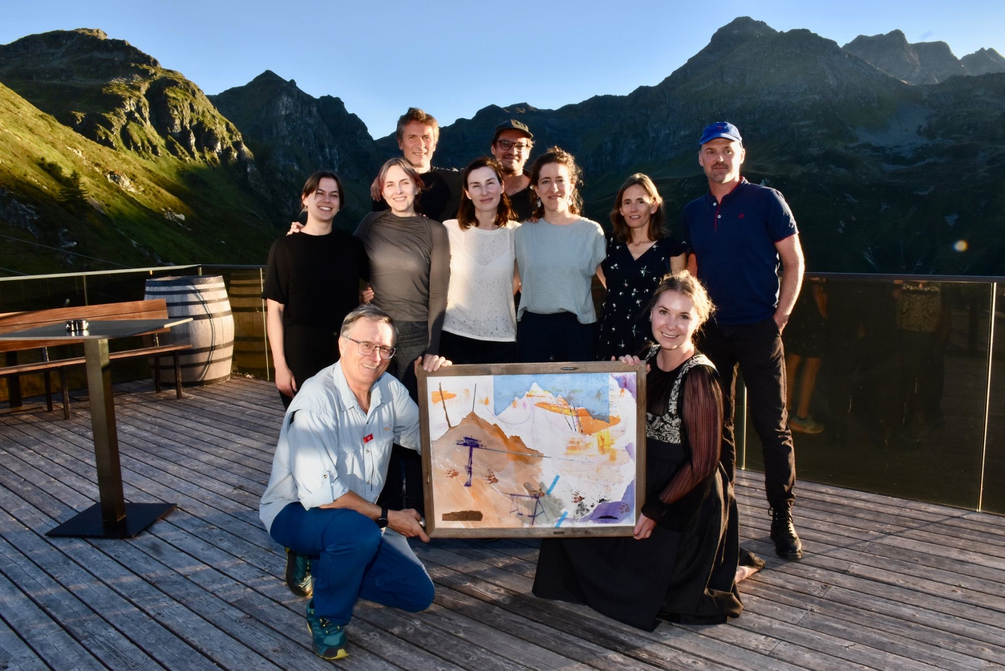 Roland Haas (links vorne), Götz Bury, Catherine Ludwig, Justina Moncevičiūtė, Robert Muntean, Reto Steiner, Angelika Trojnarski, Klara Vith und Anna-Sabina Zürrer überreichten als Geschenk ein Kunstwerk an das Nova-Stoba-Team, vertreten durch Marcella Kössler (rechts vorne).