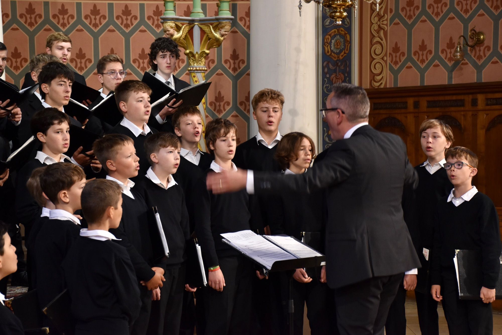 Neben dem liturgischen Dienst pflegen die Rottenburger Domsingknaben - hier im Münster Schruns - eine rege, internationale Konzerttätigkeit.