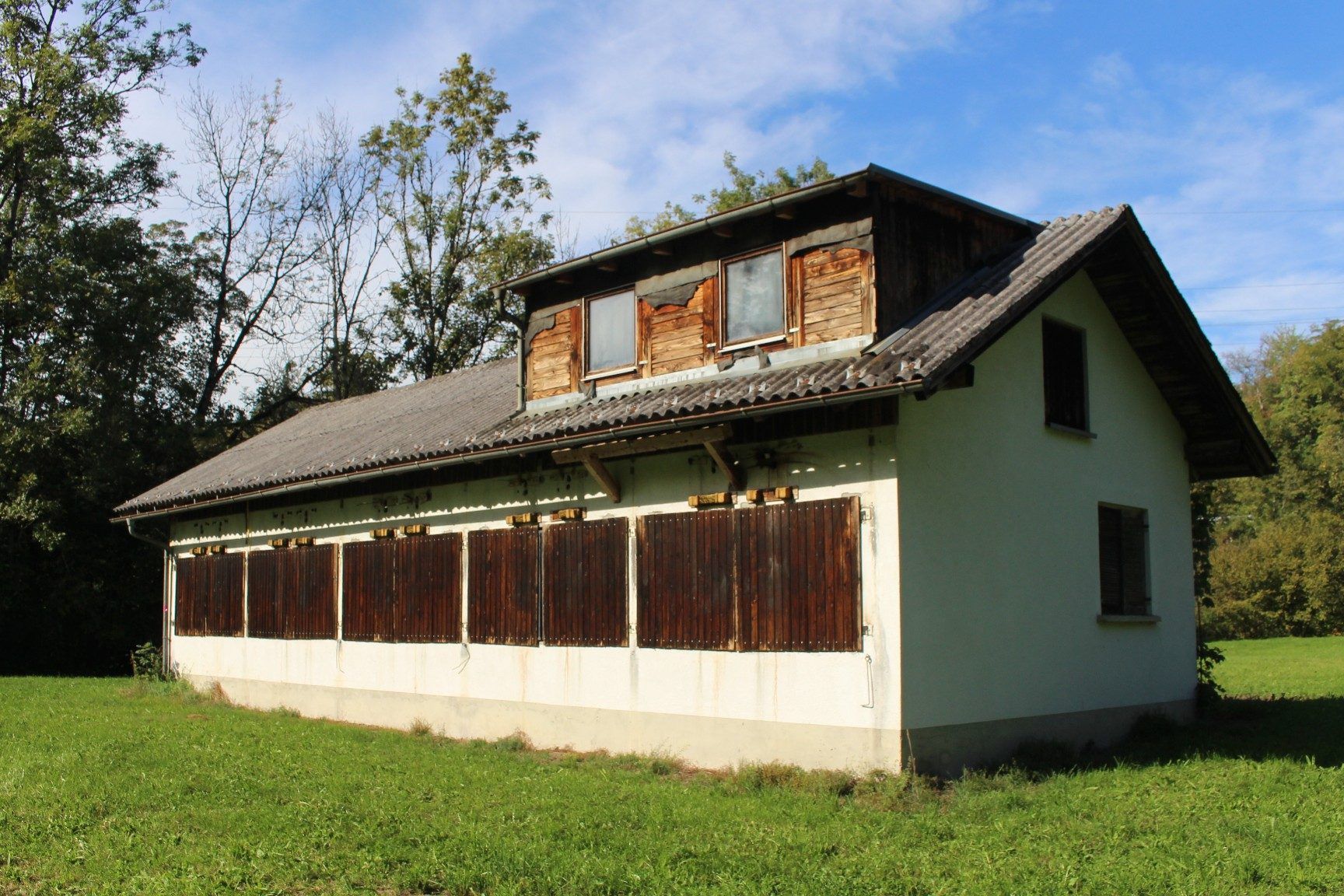 Nur noch die ungewöhnlichen Fensterläden erinnern daran, dass hier ein Schießstand war, der 2018 aufgelassen werden musste, an dem Vorarlberger Schützengeschichte geschrieben wurde: Hier fand 1952 der erste Wettkampf in Vorarlberg nach dem Zweiten Weltkrieg statt.