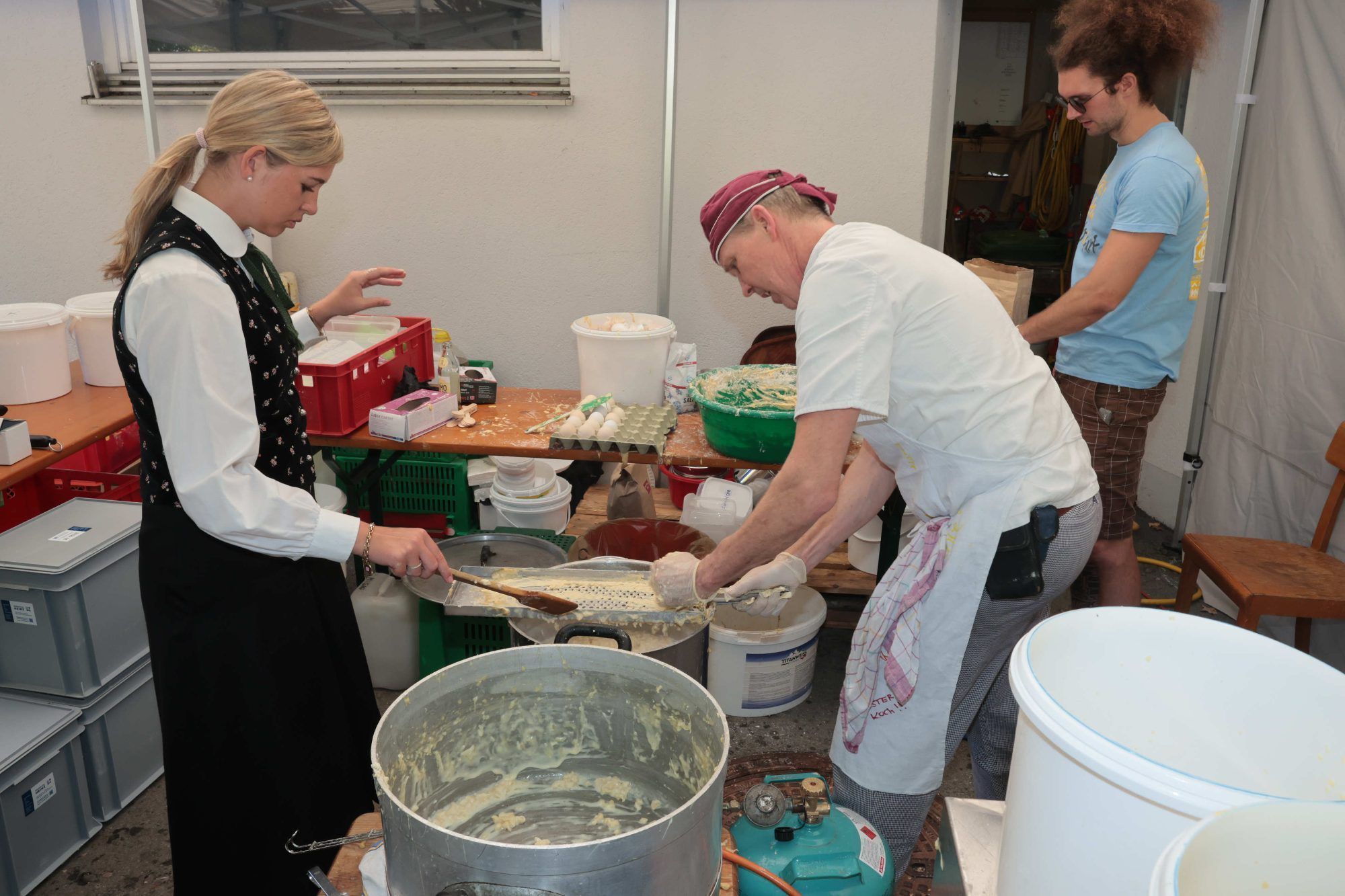 Knöpflechef Gernot am Werk.