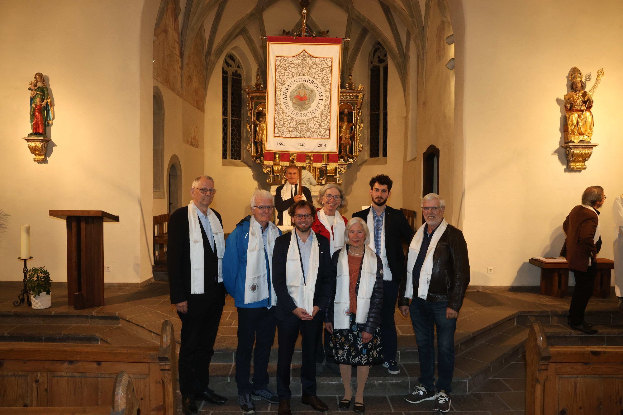 Die neuen Schwestern und Brüder mit der von Fähnrich Bernhard Drexel gehaltenen Bruderschaftsfahne.
