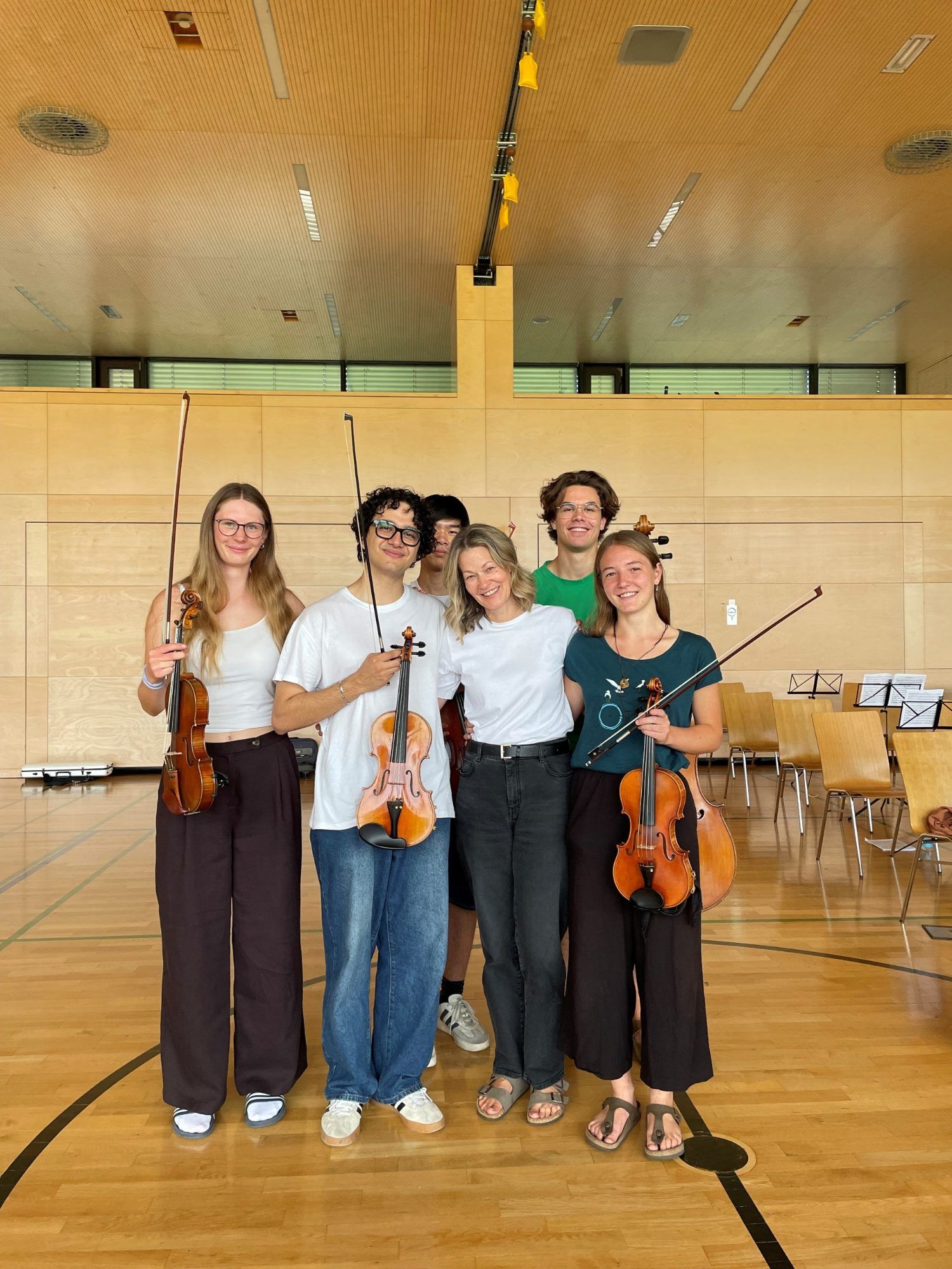 Christiane Eberle mit ihren Musikern und Musikerinnen bei einer Probe.