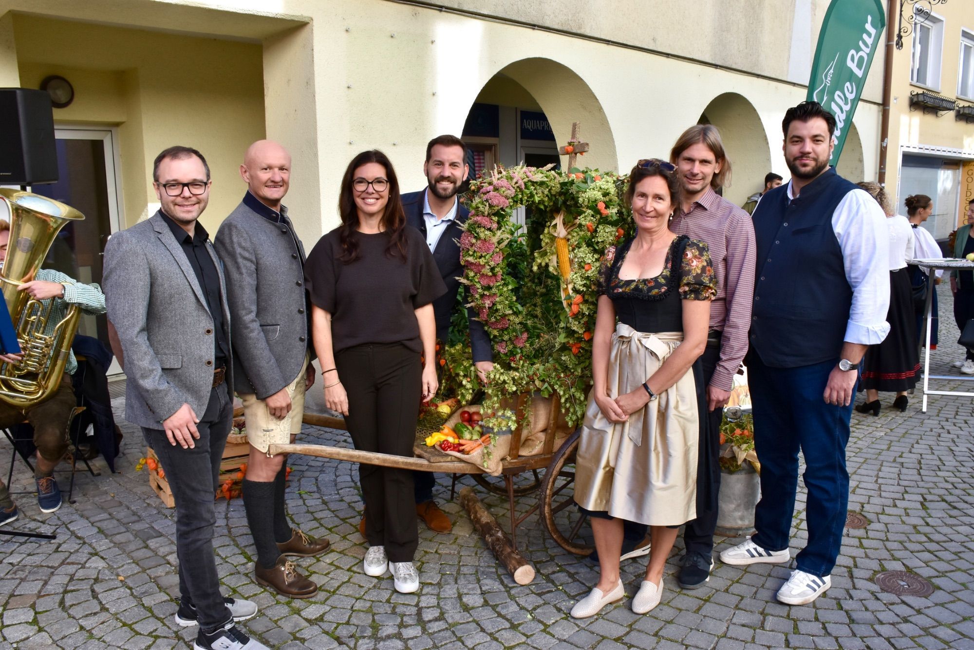 Andreas Fritz-Wachter, Joachim Weixlbaumer, Andrea Mallitsch, Simon Tschann, Martina Brandstetter, Bernhard Corn und Cenk Dogan mit der Erntedankkrone.