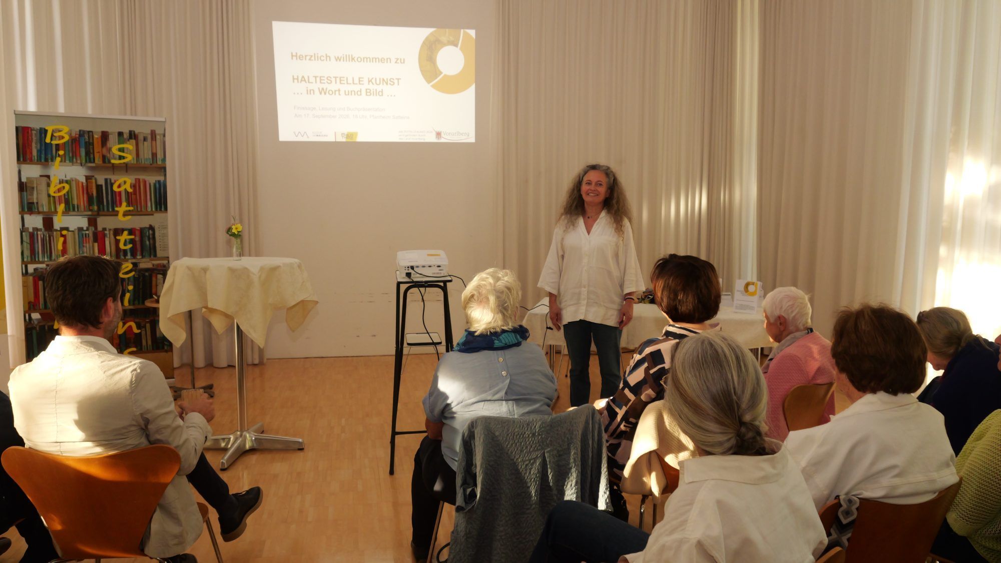 Sabine Grohs von Kultur im Walgau führte den Abend mit vielen Autoren.