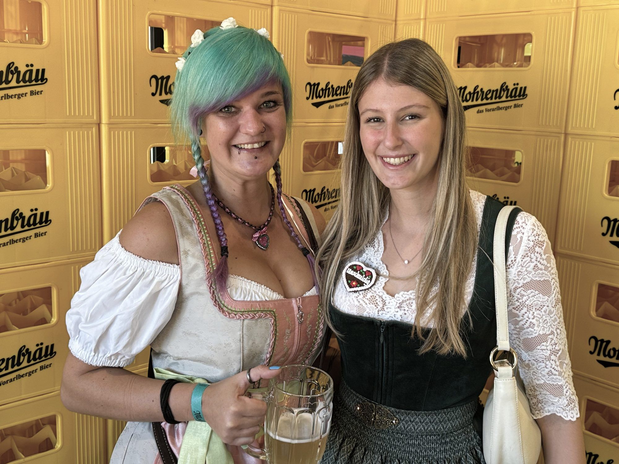 In Partystimmung: Christina Filzmaier und Anna Lena Grabher.