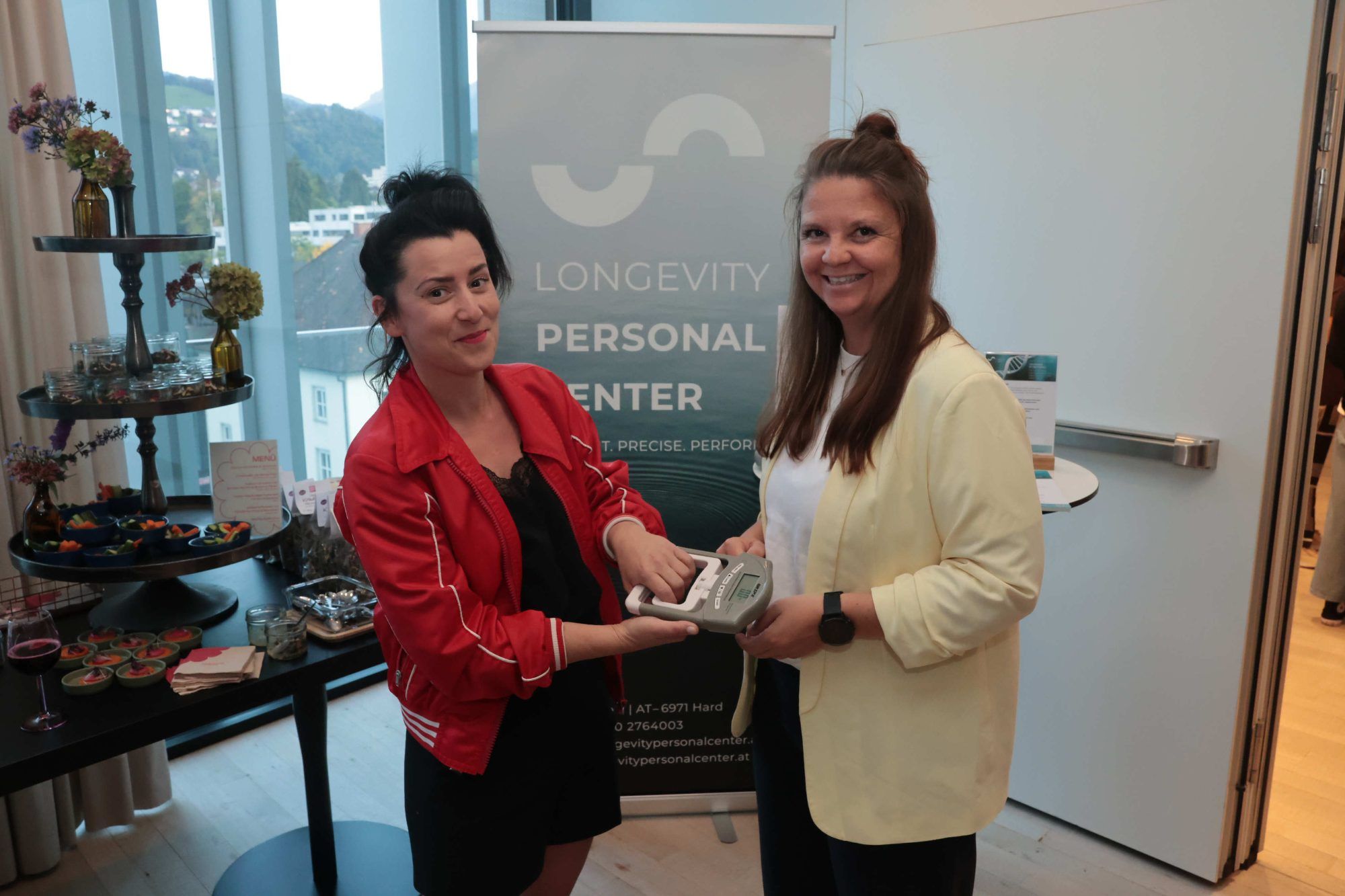 Grafikerin Ruth Moosbrugger und Christine Breuer (