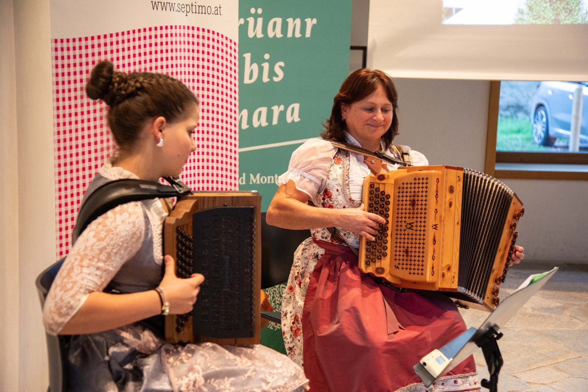 Musikalisch umrahmt wurde der Festakt vom Harmonika-Duo Beate Auer-Solchinger und ihrer Schülerin Selina Loretz von der Musikschule Montafon.
