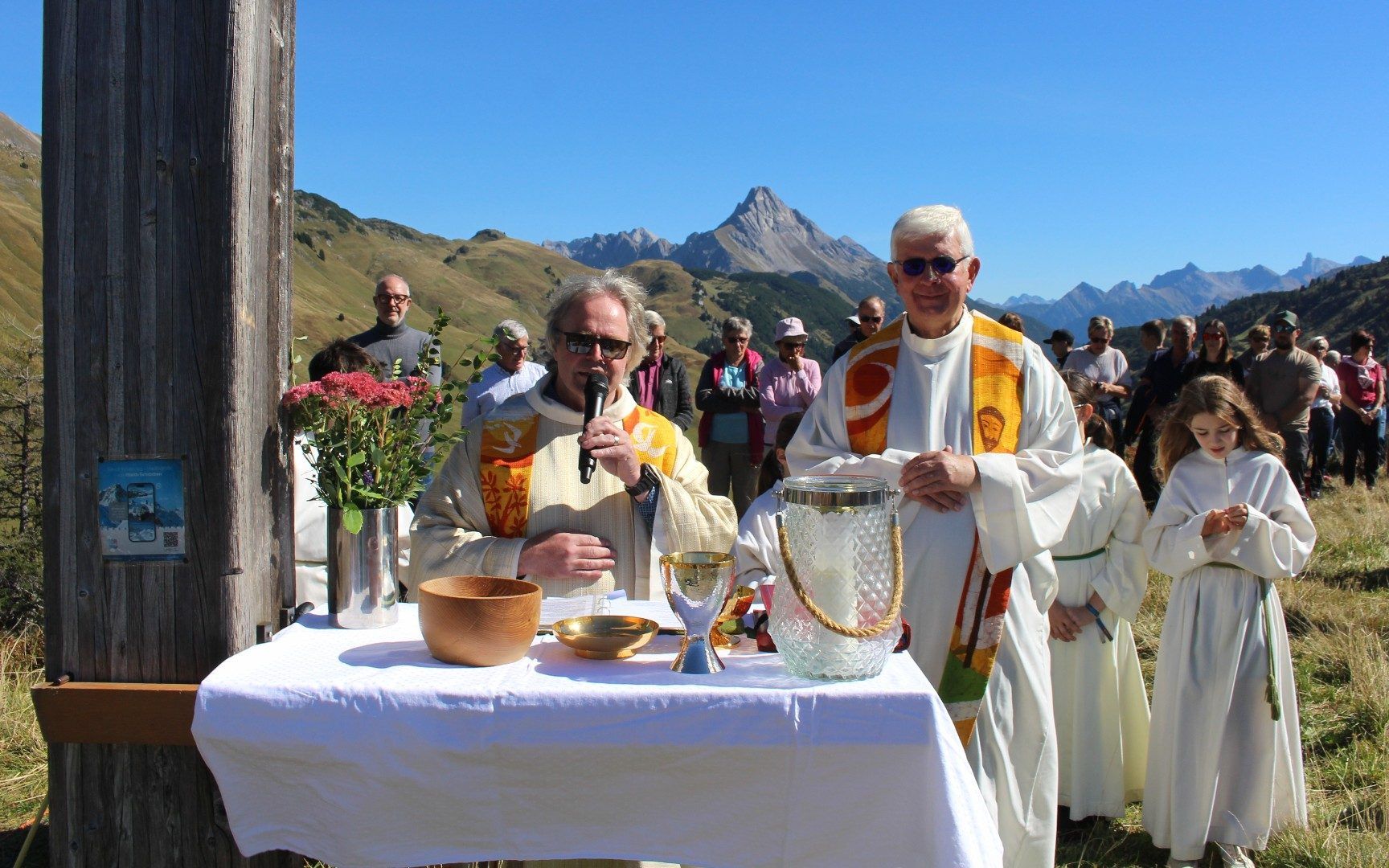 Mit großer Freude feierte der Lecher Pfarrer Pater Adrian mit dem neuen Seelsorger des Pfarrverbandes Schoppernau, Schröcken, Warth die Messe auf dem Simmel. Pater Adrian war vor mehr als 30 Jahren in Bezau Religionslehrer von Friedel Kaufmann.