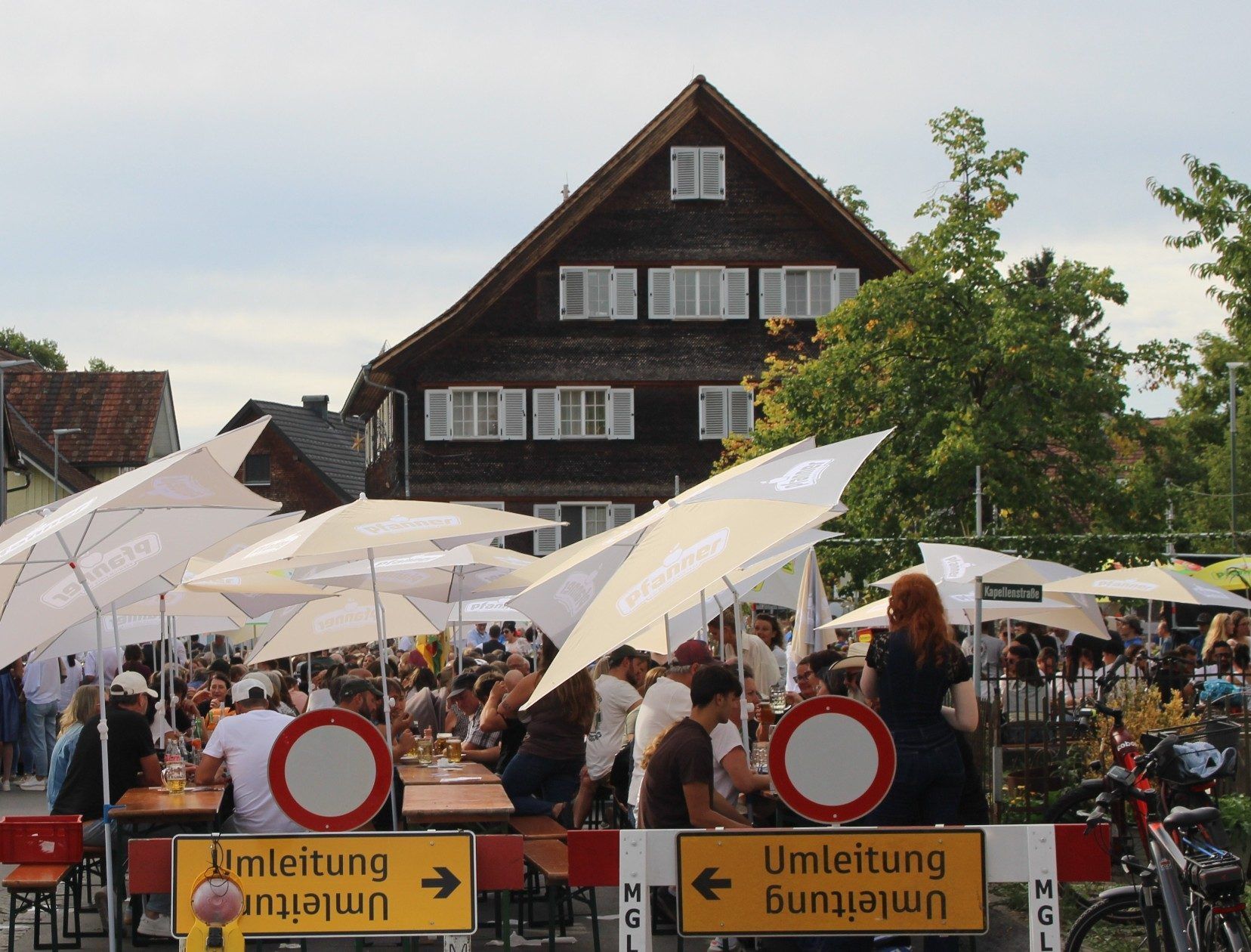 Bis zum Absperrung waren Tische und Bänke aufgestellt, der Sternenplatz samt Straße wurde bis zum letzten Zentimeter ausgenützt.