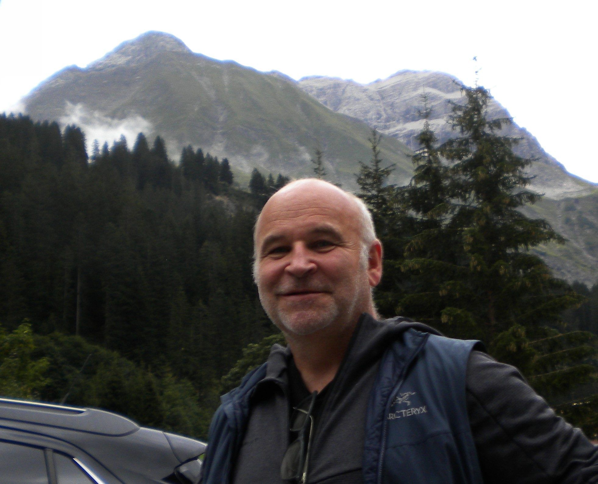 Auf die Metallkonstruktion hat der Schröckener Tischlermeister Georg Schwarzmann den Kreuzkörper aufgesetzt. Noch heuer soll das Kreuz auf die Juppenspitze (links im Hintergrund) getragen werden.