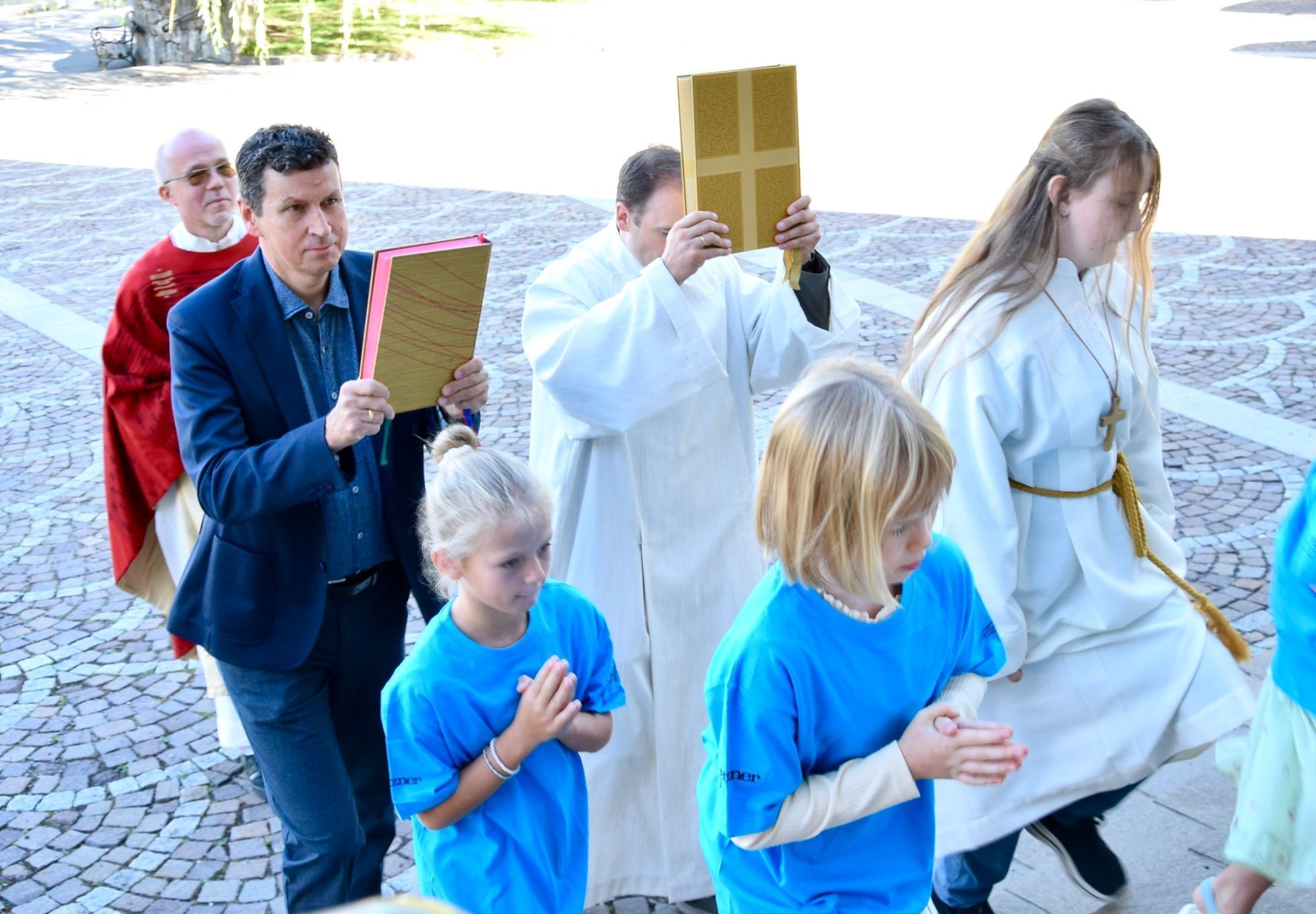 Einzug in die Heilig-Kreuz-Kirche in Bludenz: Pater Guido Kobiec (ganz hinten), davor Lektor Martin Vonier-Pösel, Gemeindeleiter Thomas Folie (Pfarre Heilig Kreuz) und 