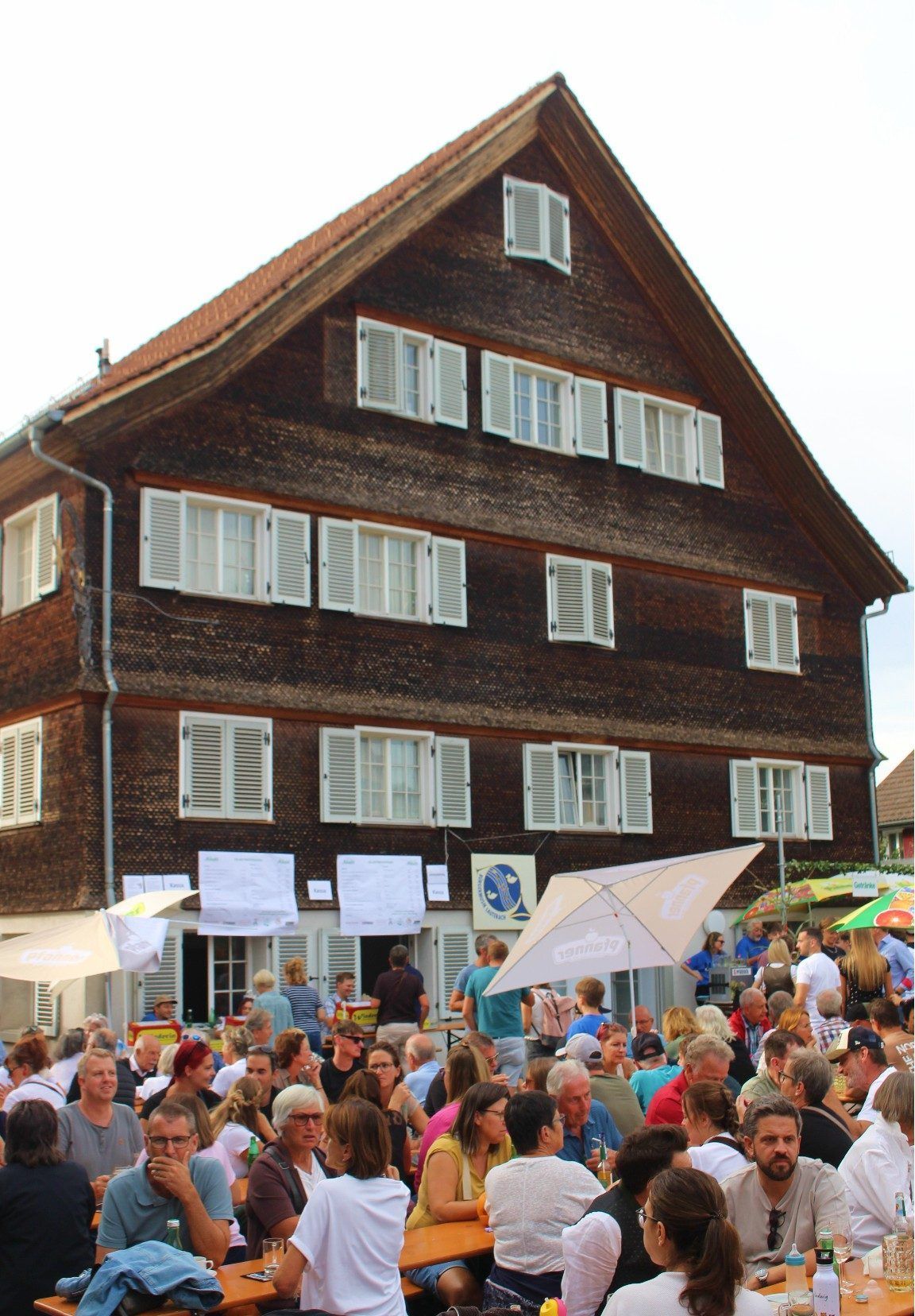 Mit der Sanierung des ehemaligen Dorfgasthauses Sternen hat die Gemeinde auch die Reaktivierung des Sternenplatzes verknüpft.
