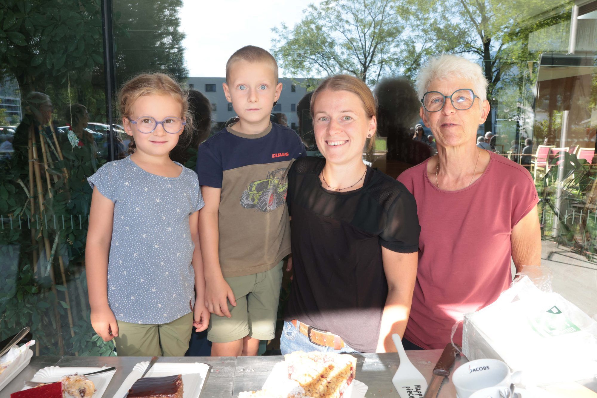 Am Kuchenstand halfen Hanna, Leo, Tanja Bitsche und Bernie Heim.