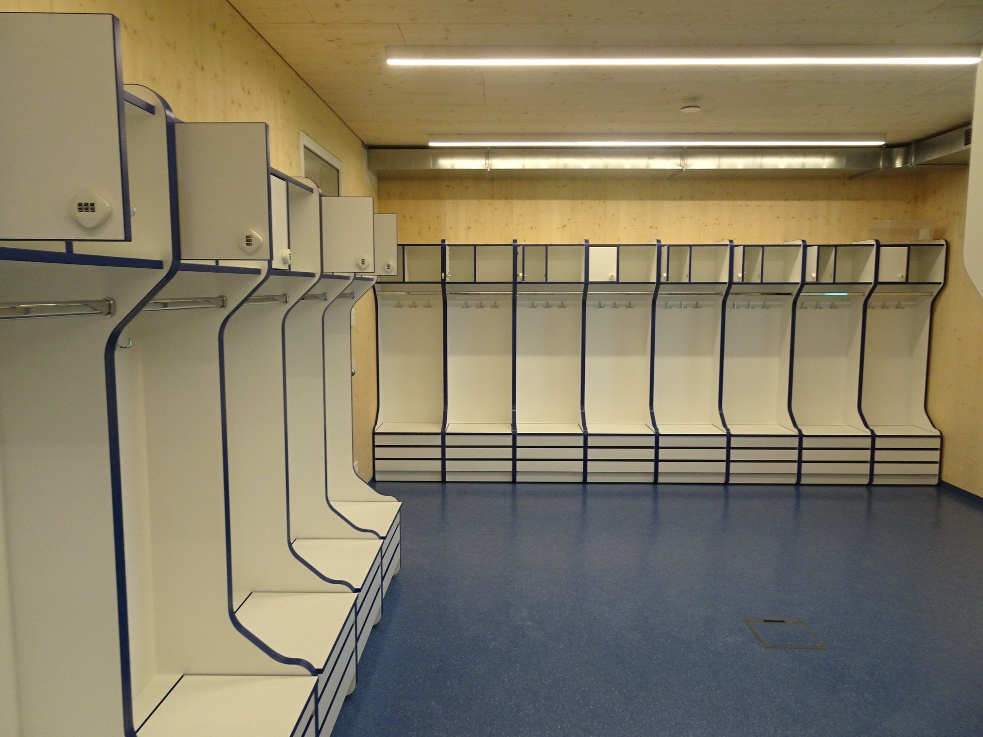 Die Kampfmannschaft-Spieler haben ab sofort einen eigenen Schrank - Bilder, Sitzkissen und Nummern müssen noch angebracht werden.