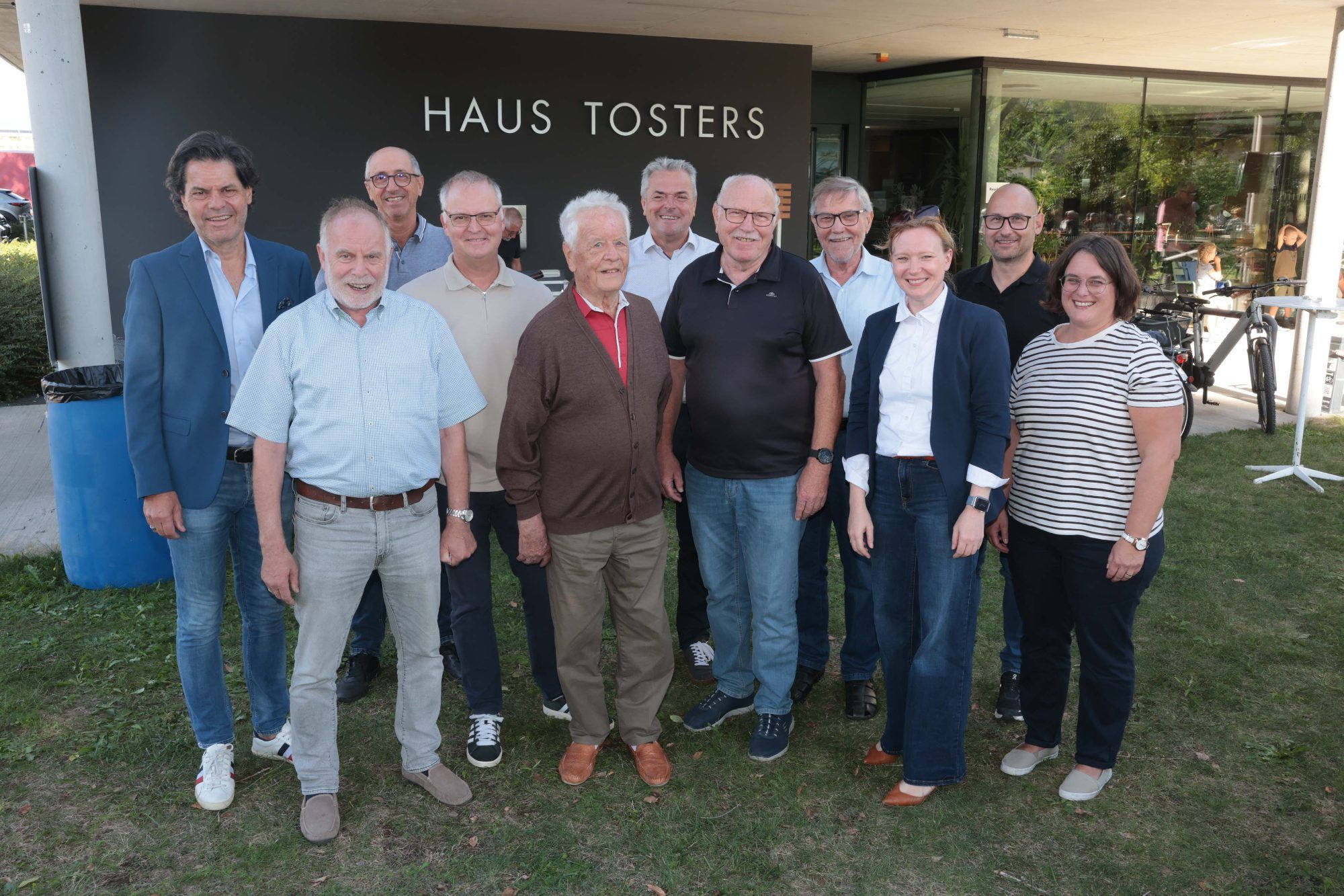 Bgm. Manfred Rädler, Woflgang Rothmund vom Landesverband, Werner Gopp (Nofels), Herbert Lins, Ehrenobmann Hubert Klien, Bernhard Kiener (Tosters), die Ehrenobmänner Walter Fontana udn Guntram Metzler, Landesverbands-GF Johanna Rebling-Neumayr, Ortsvorsteher Daniel Peter und .