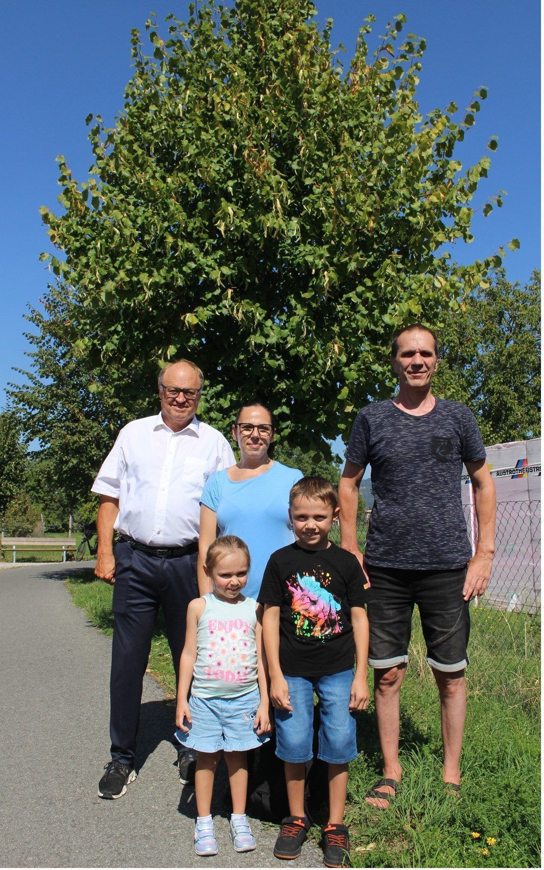 Fotoshooting mit Bürgermeister – die Familie Hartl vor der prächtig entwickelten Linde von Theo.