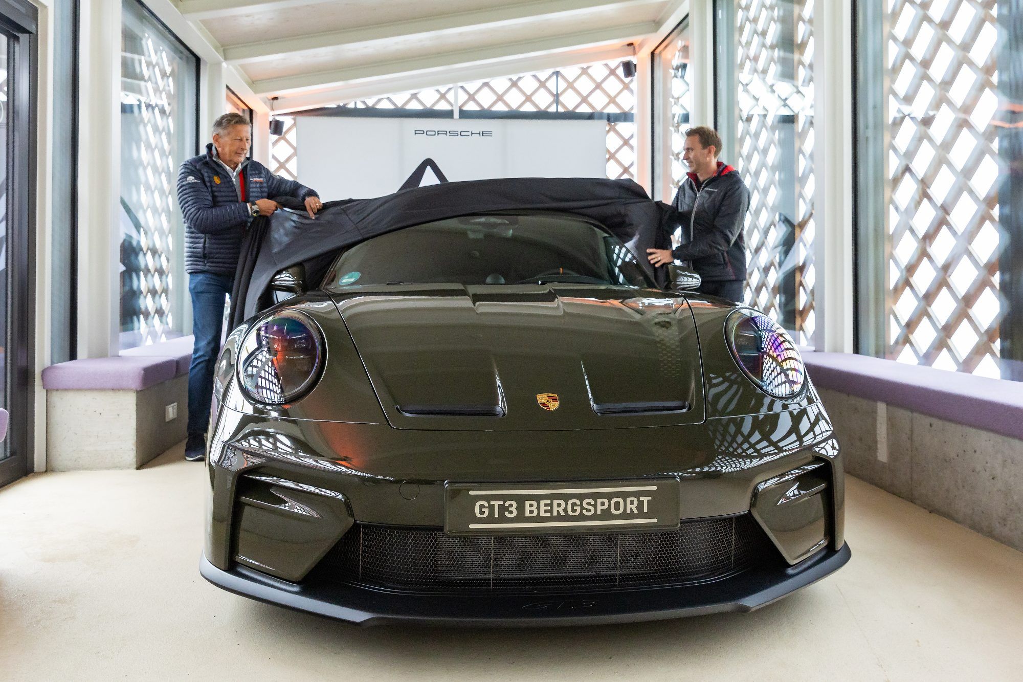 Glockner-Premiere: Porsche Österreich-Chef Dr. Helmut Eggert und Werks-Pilot Timo Bernhard bei der Präsen-tation des 911 GT3 Bergsport auf dem höchsten Berg Österreichs