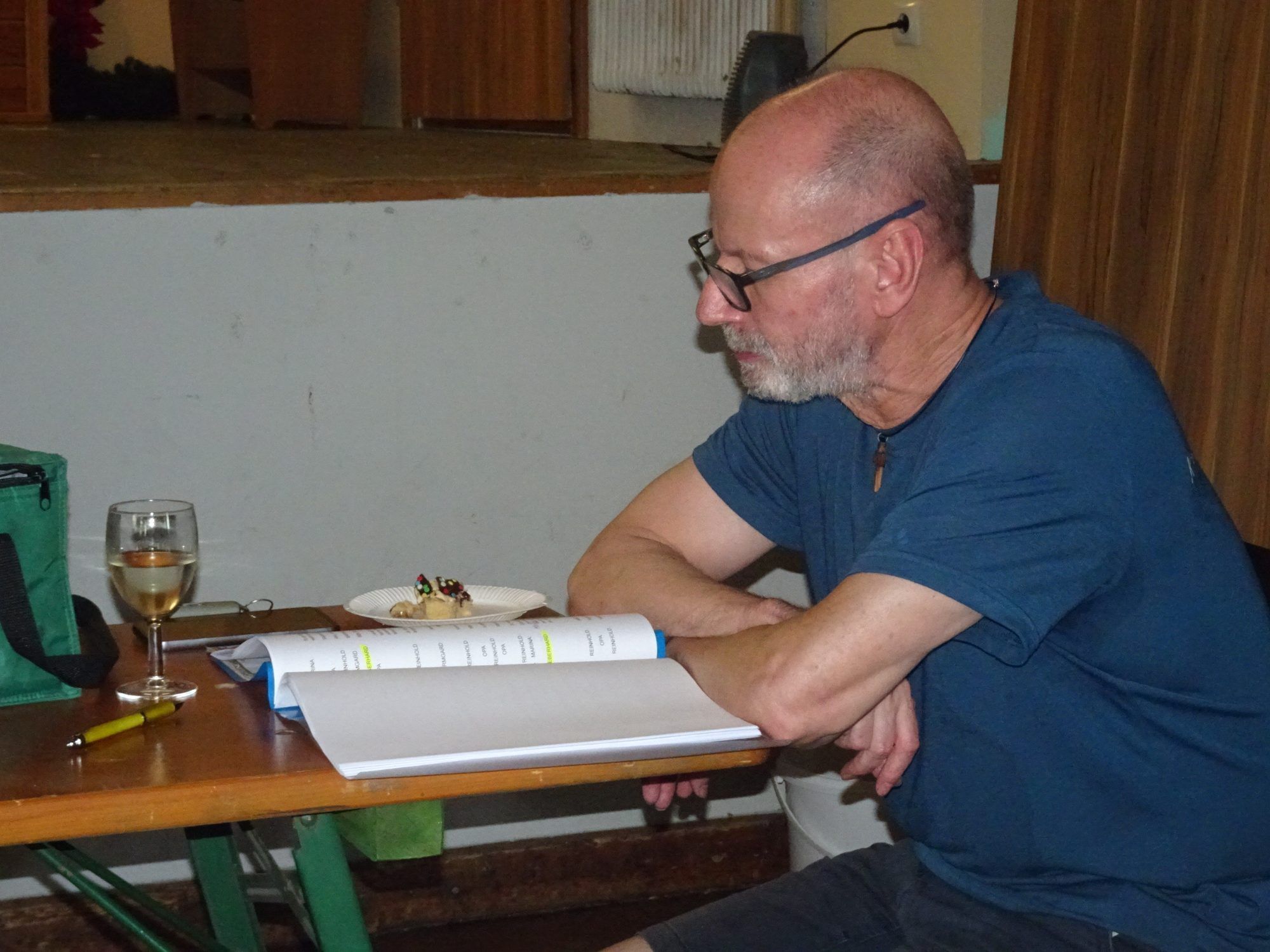 Ernst Klocker lernt seinen Text für seine Rolle als Eberhard Maier.