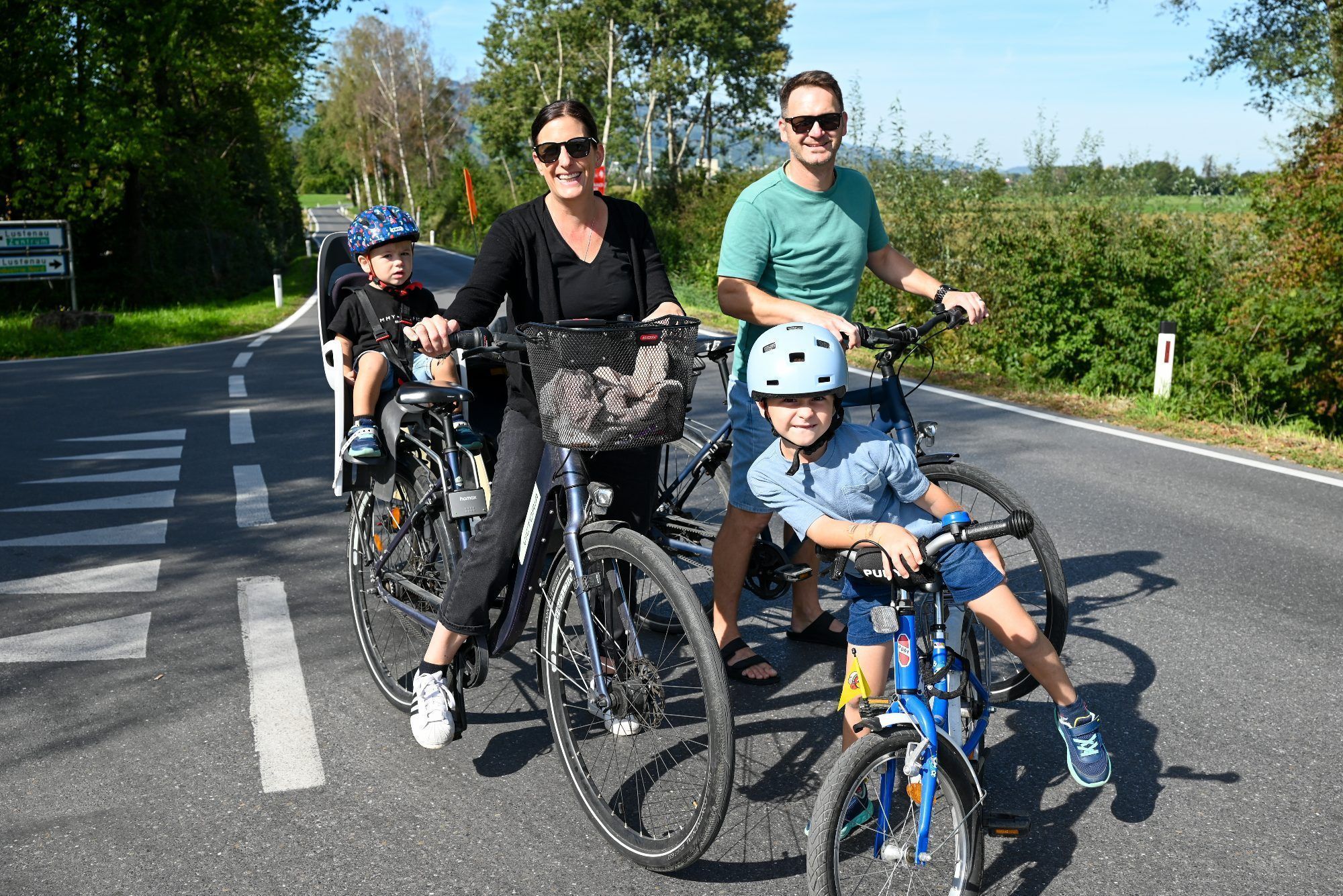 Fahren gerne mit ihren Kindern durch das autofreie Ried: Familie Golemac aus Lustenau.
