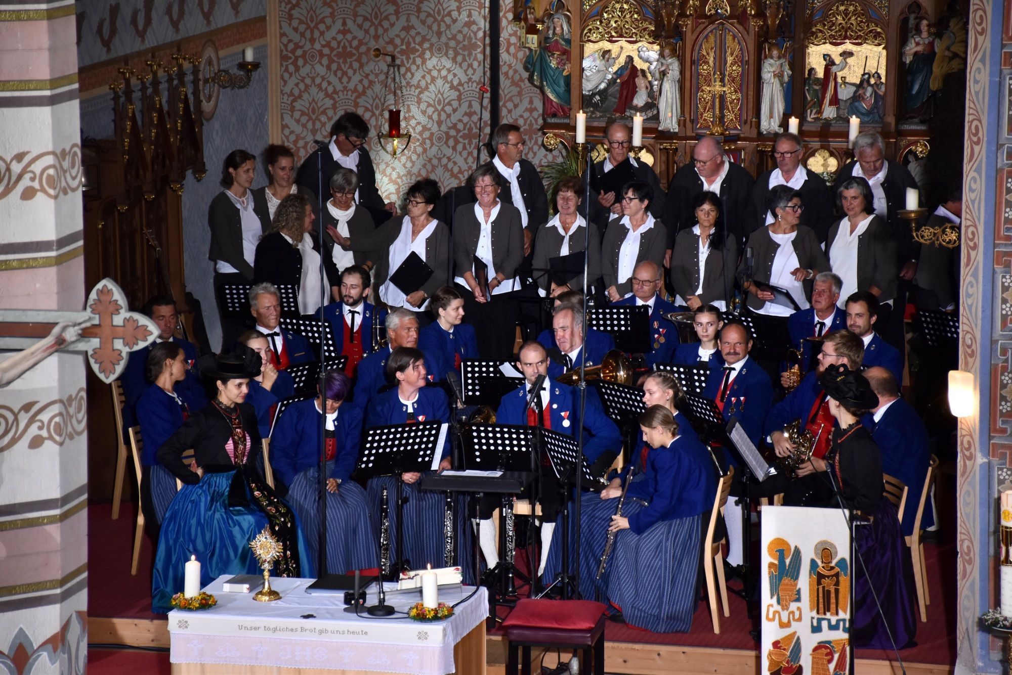 Die Bürgermusik Silbertal und das Silbertaler Chörle nach der Messfeier in der Silbertaler Pfarrkirche.