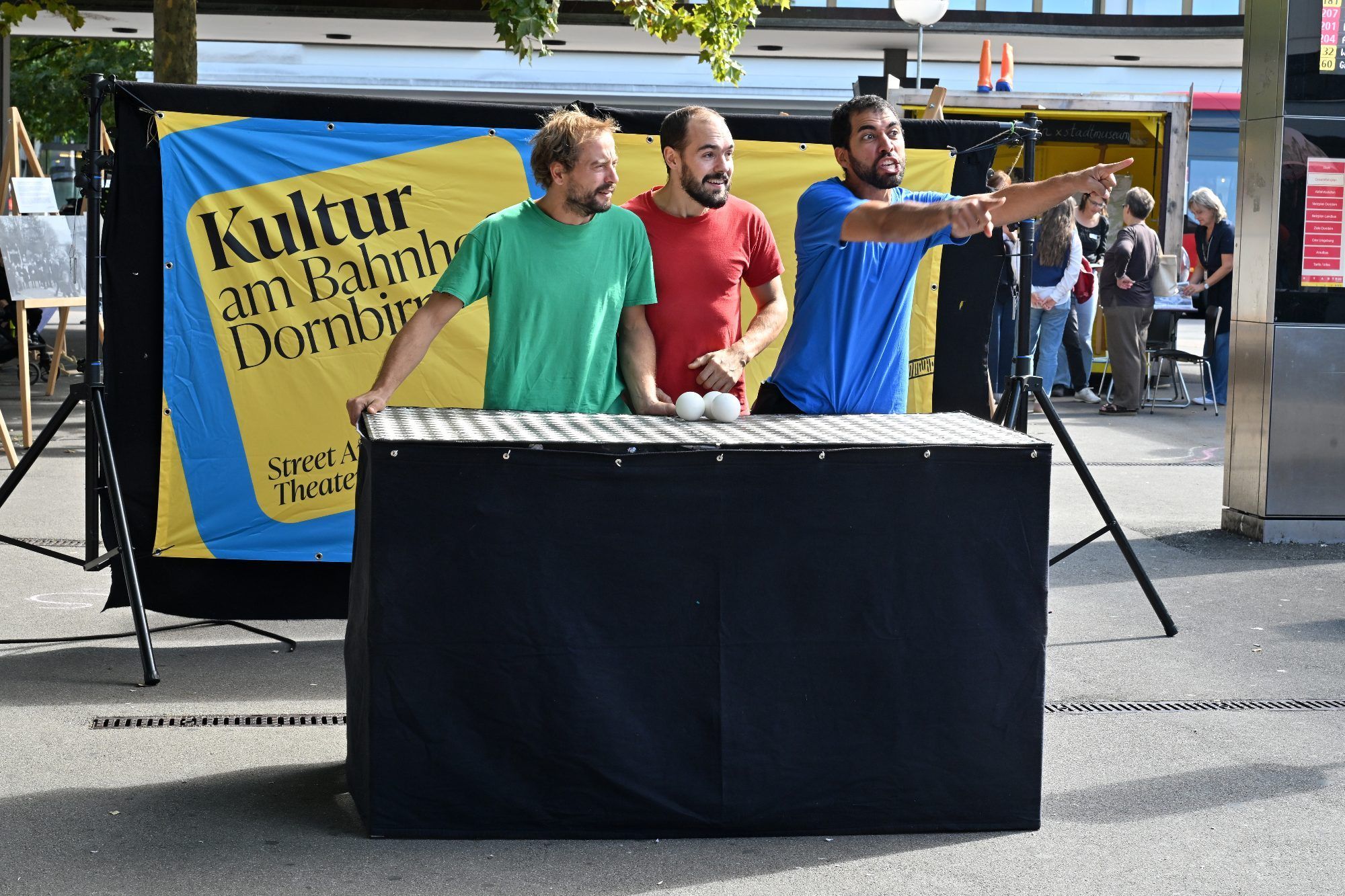 Die Artisten bespielten den Bahnhofsvorplatz mit Jonglage, Slapstick und satirischen Momenten.