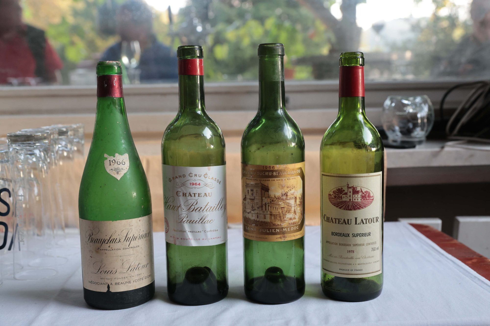 Die vier ältesten mitgebrachten Bordeaux-Weine.