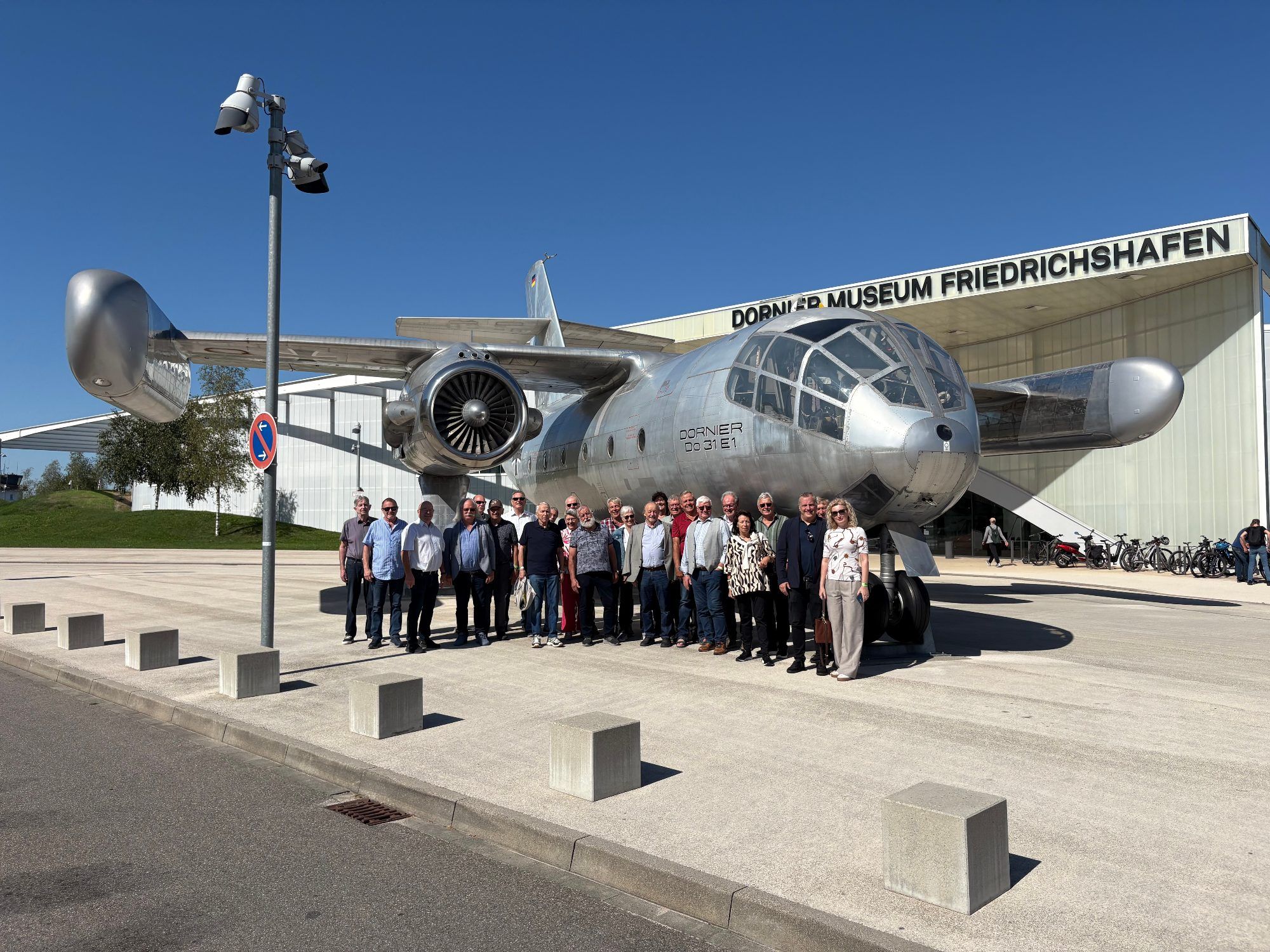 Die Götzner Ausflugsgruppe vor dem Dornier-Museum in Friedrichshafen.