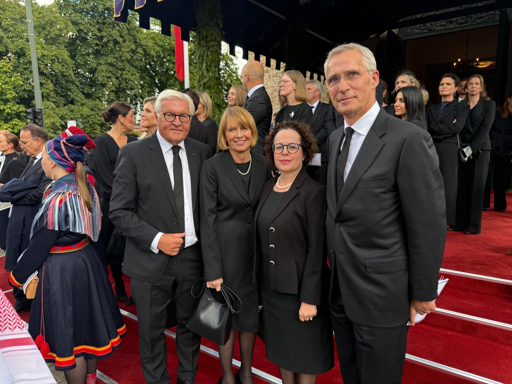 Christine Schwarz-Fuchs (2. v. li.) mit dem deutschen Bundespräsidenten Frank-Walter Steinmeier, seine Gattin Elke und dem norwegischen Finanzminister und früheren NATO Generalsekretär Jens Stoltenberg vor dem Osloer Dom.