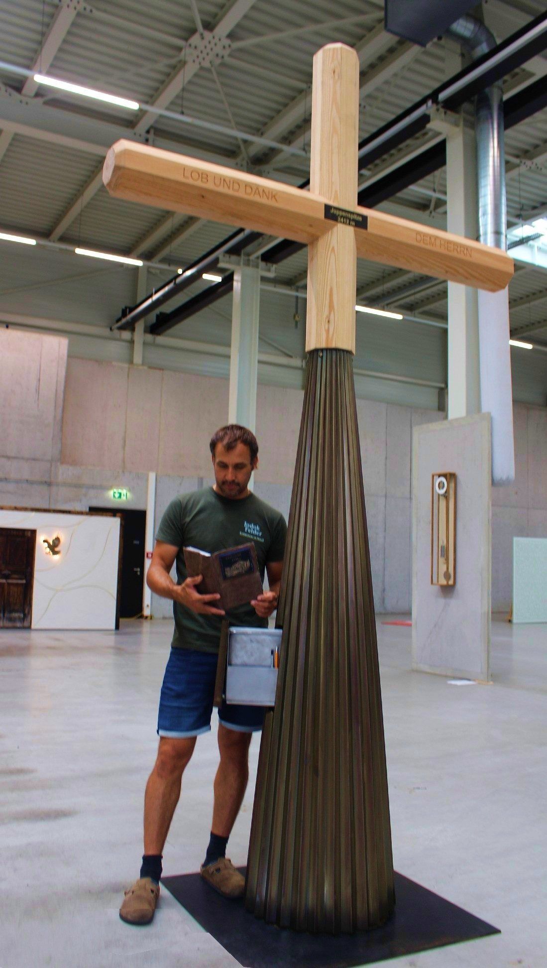 Jodok Felder hatte die Idee für ein einzigartiges Gipfelkreuz für die Juppenspitze – der Metallkörper ist der Faltenstruktur des Juppenrocks nachempfunden.