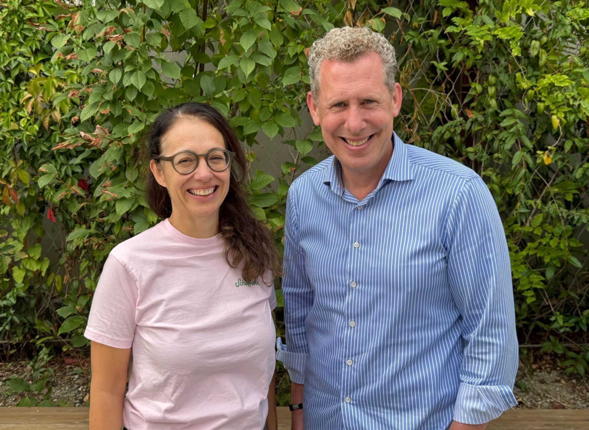Petra Rumpl (AK Marketing) mit AK Präsident Bernhard Heinzle.