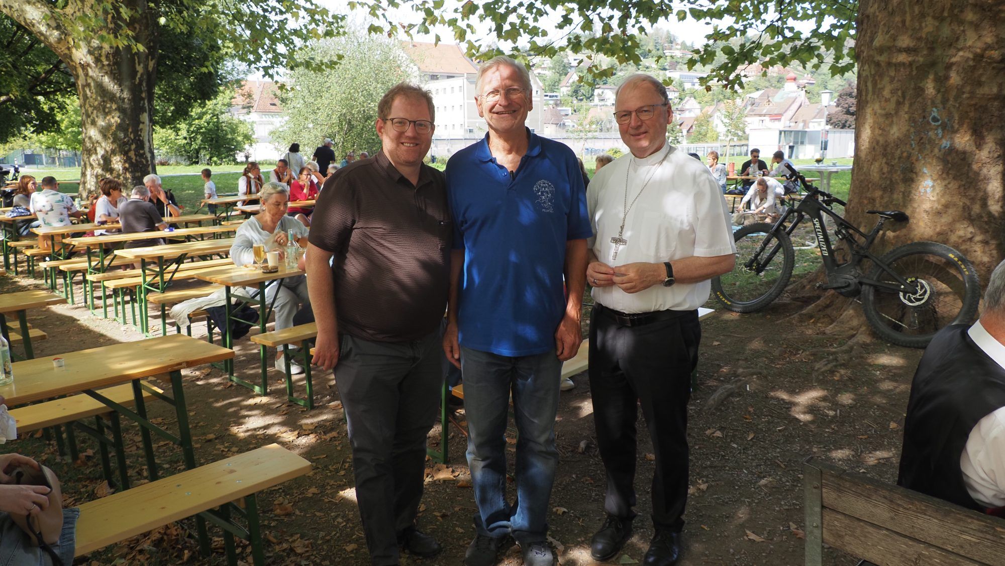 Fabian Jochum mit Stadtmusik Obmann Martin Jussel und Bischof Benno Elbs.