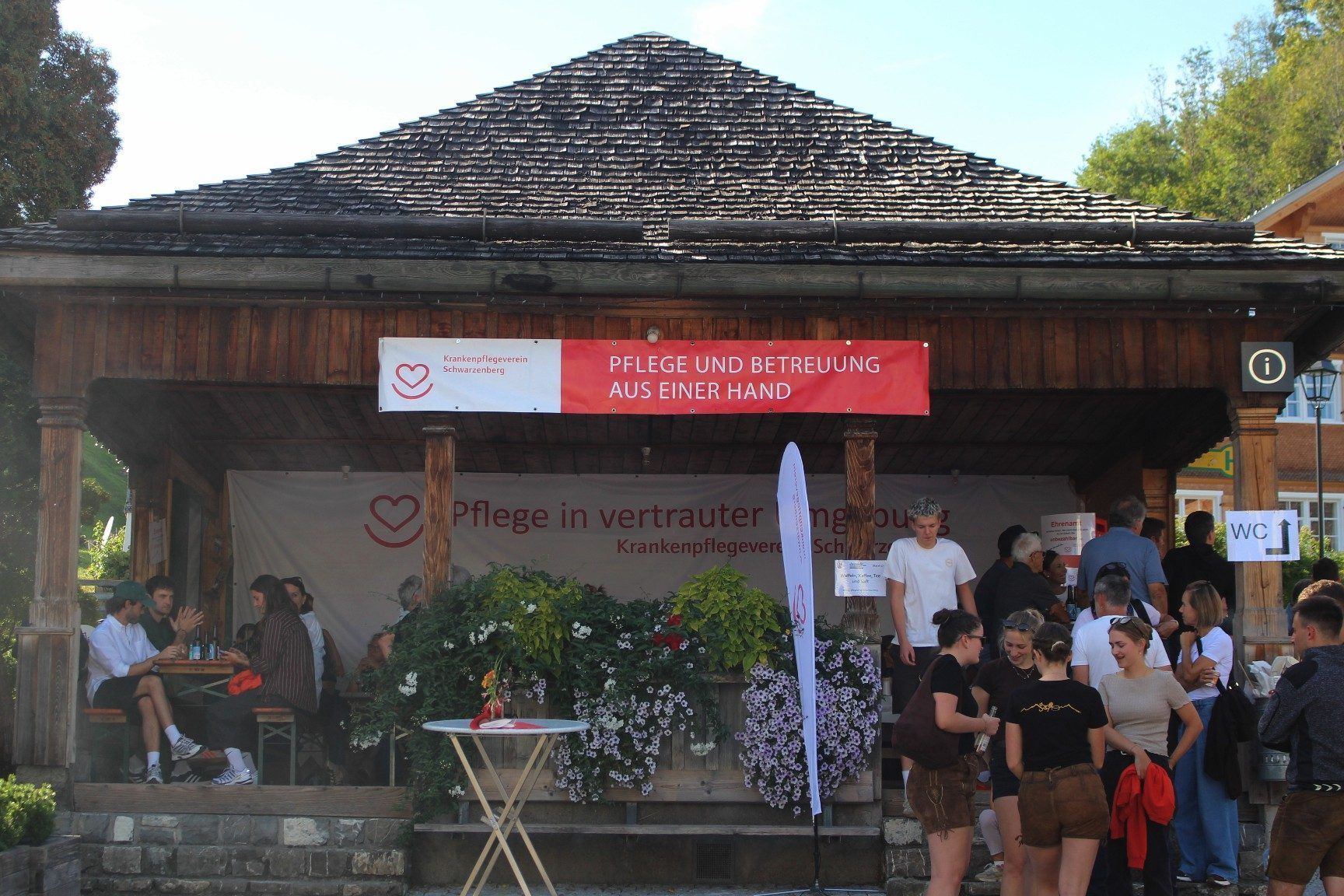 Ein Marktklassiker schlechthin: Krankenpflegevereins wartete im Tanzhaus mit köstlichen Waffeln auf.
