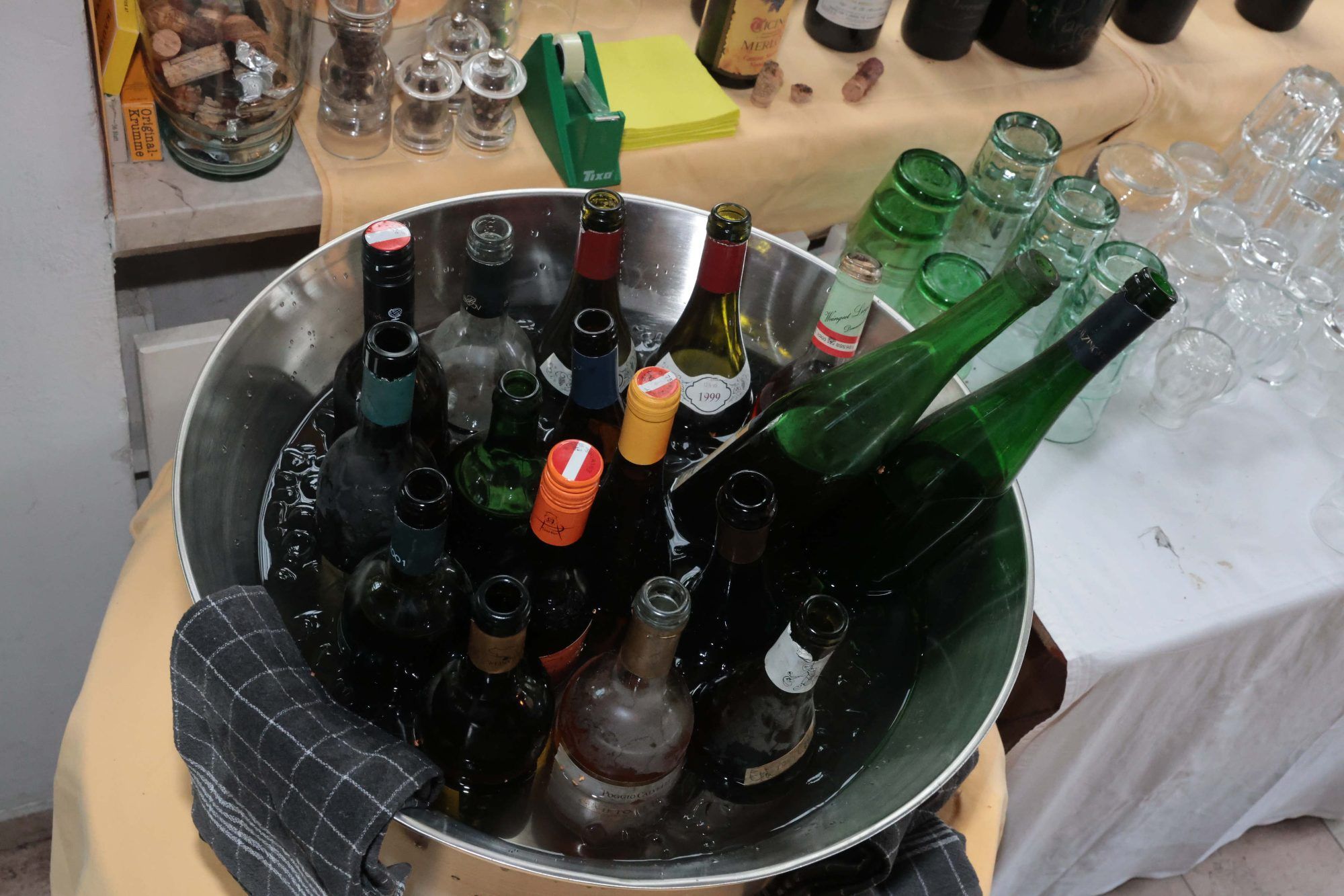 Auch Rotweine wurden gekühlt.