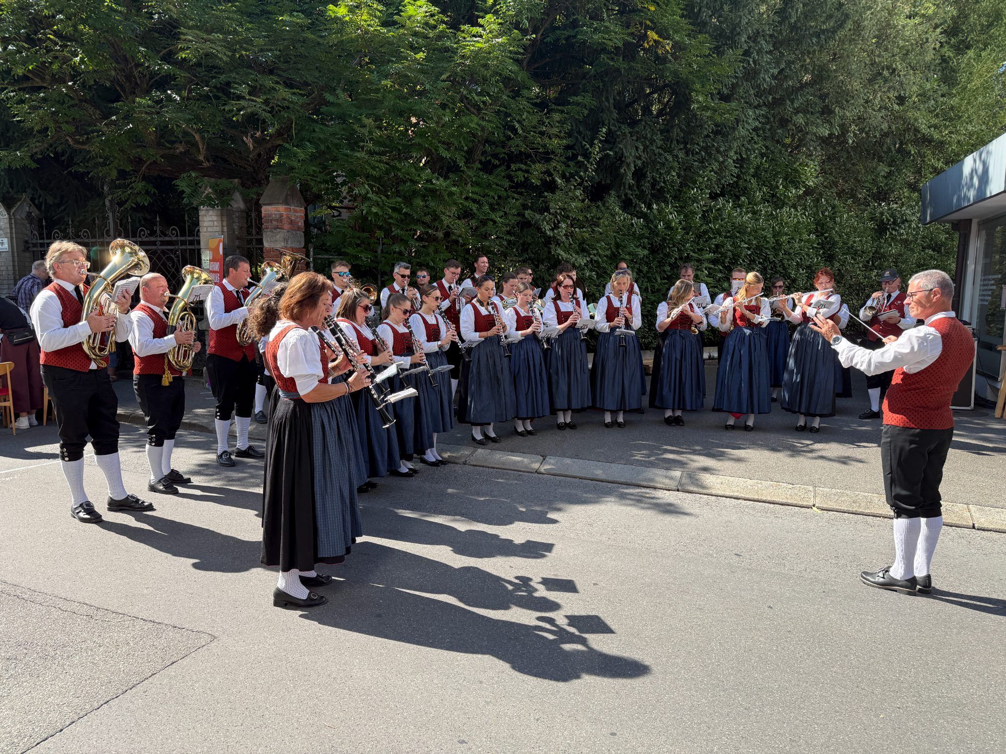 Kapellmeister Christian Purin und die Stadtkapelle Haselstauden eröffneten das Bahnhofstraßenfest