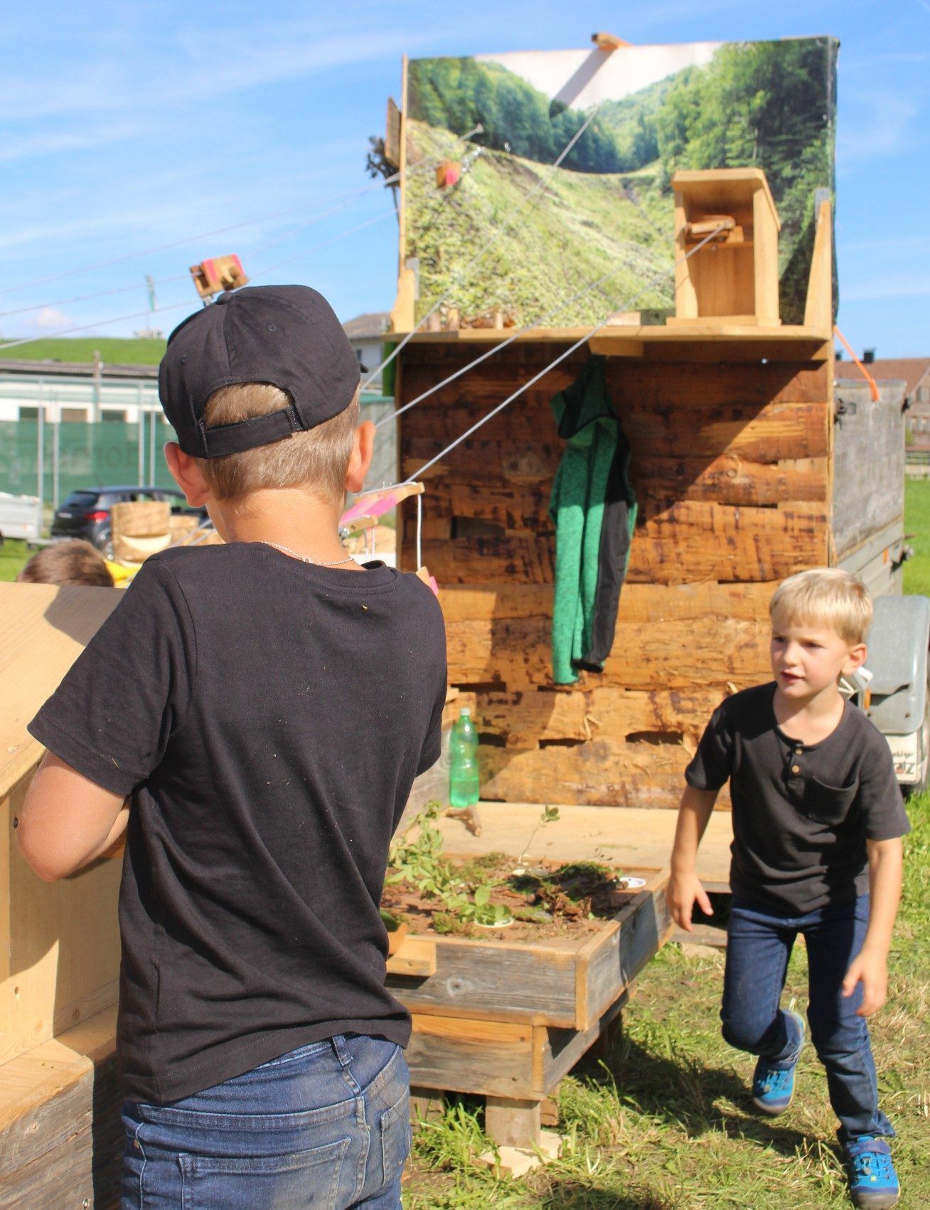 Mit der Mini-Holzseilbahn hatten die Kids eine spannende Beschäftigung.