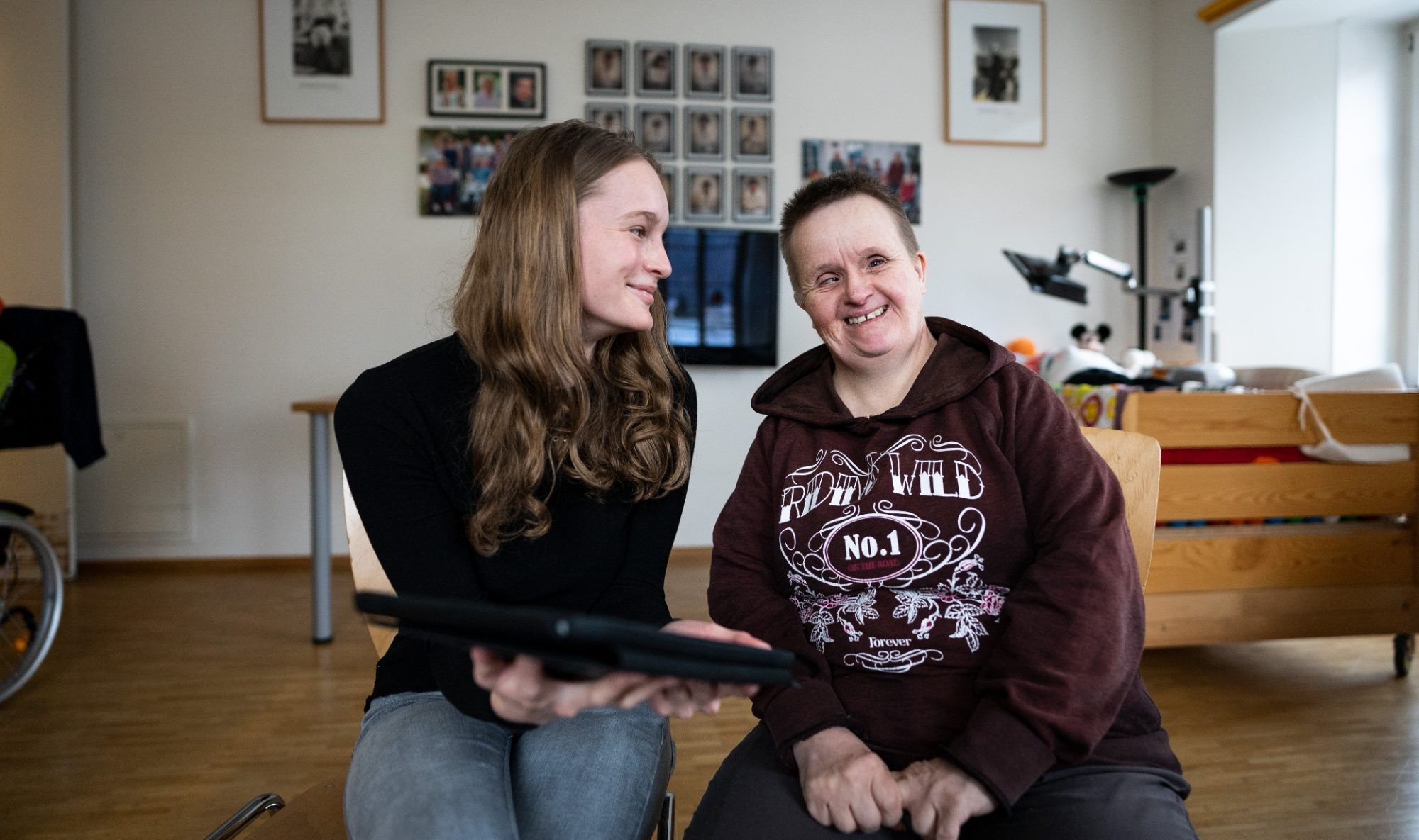 Larissa Fleisch ist seit kurzem Stellenleiterin der WG Vinzenz der Caritas. Hier im Bild mit der WG-Bewohnerin Elisabeth Zech.
