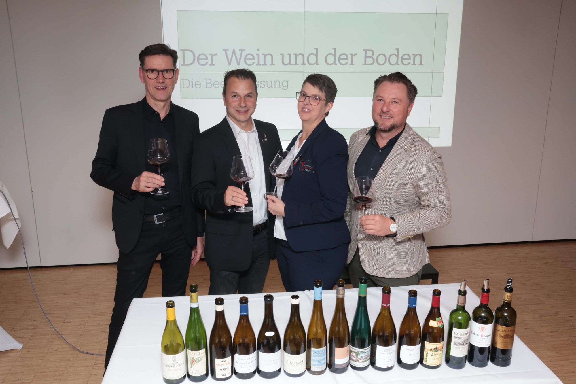Referent Helmut Gramer, VSOV-Vorstandsmitglied Marcel Böhler, Organisatorin Brigitte Karu und Weinakademiker-Regionalpräsident Sebastian Spiegel.