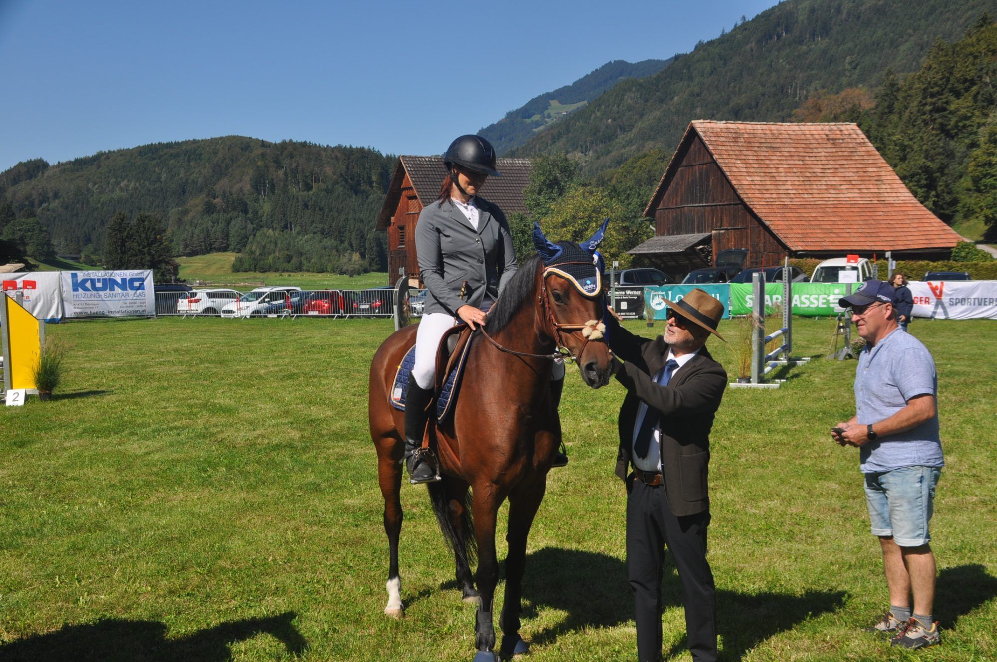 7. Preisverteilung Reiterin Franziska Kaschner auf Destiny is All, Richter Kurt Yurdaer und Obmann Alexander Geiger